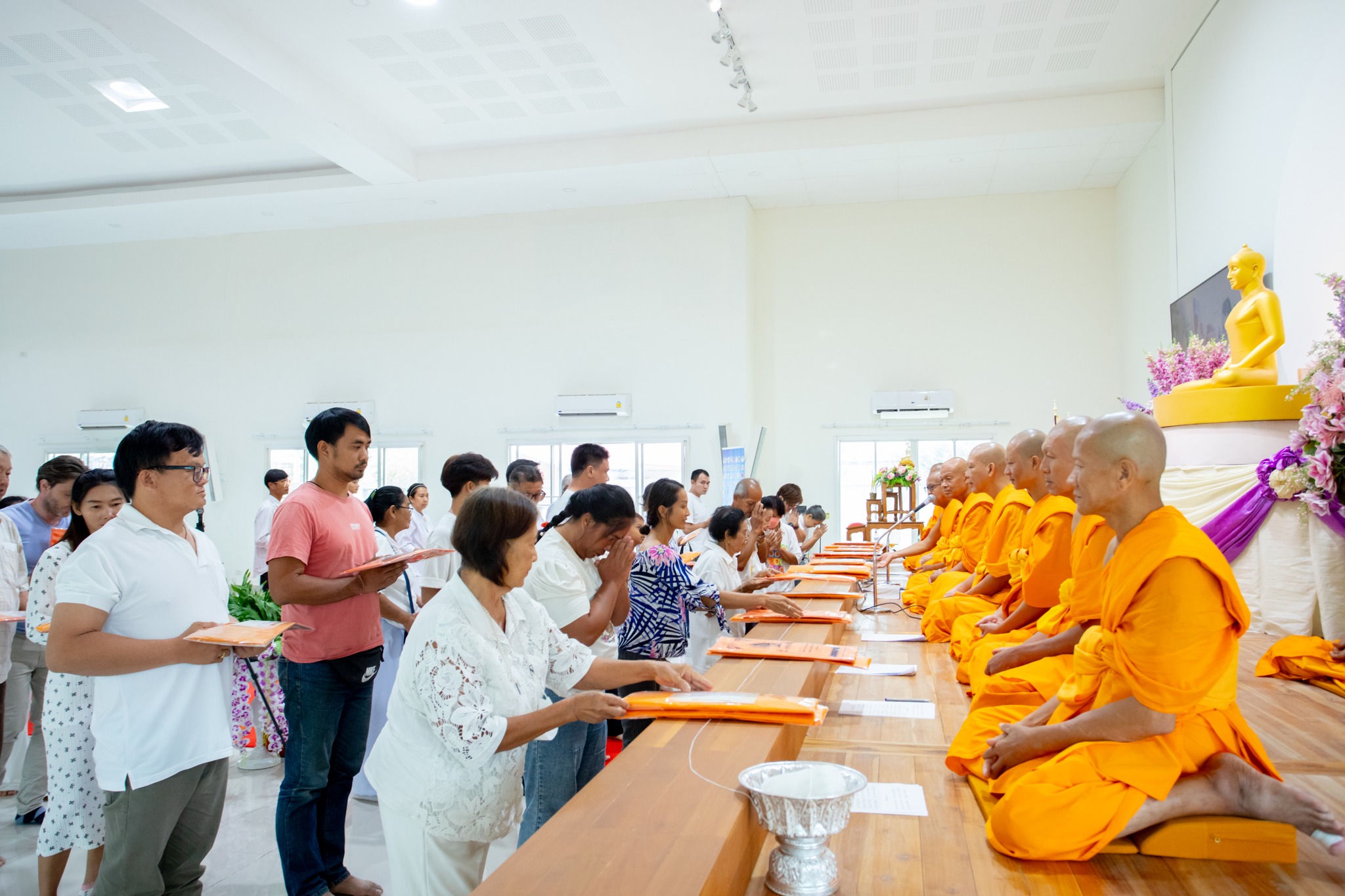 ศูนย์ปฏิบัติธรรมพระมงคลเทพมุนี จัดพิธีตักบาตรสามเณรและพิธีบุพเปตพลีเนื่องในวันพระ