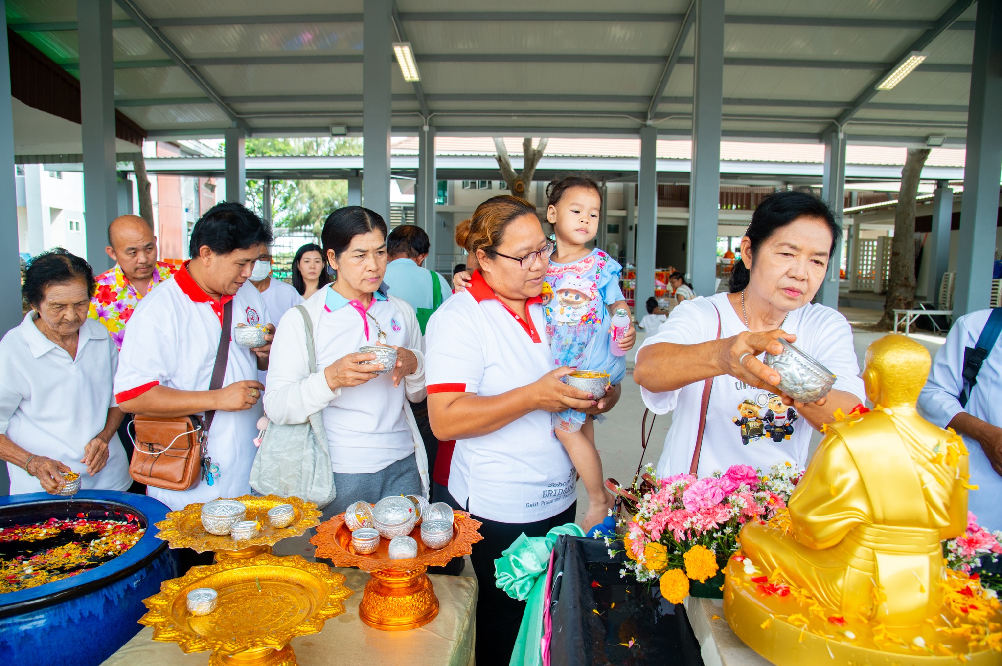 ศูนย์ปฏิบัติธรรมพระมงคลเทพมุนี จัดพิธีตักบาตรสามเณรและพิธีบุพเปตพลีเนื่องในวันพระ