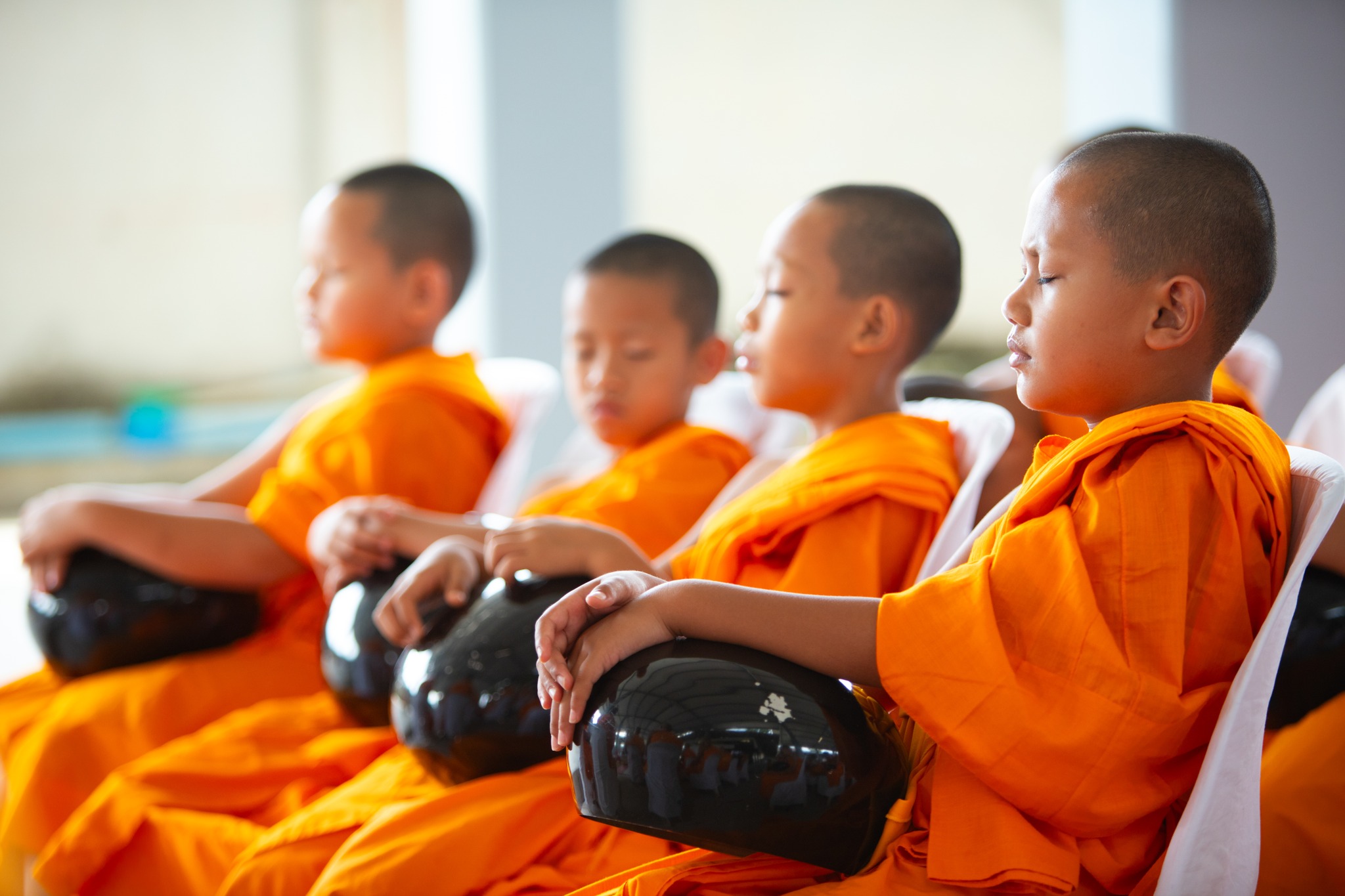 ศูนย์ปฏิบัติธรรมพระมงคลเทพมุนี จัดพิธีตักบาตรสามเณรและพิธีบุพเปตพลีเนื่องในวันพระ