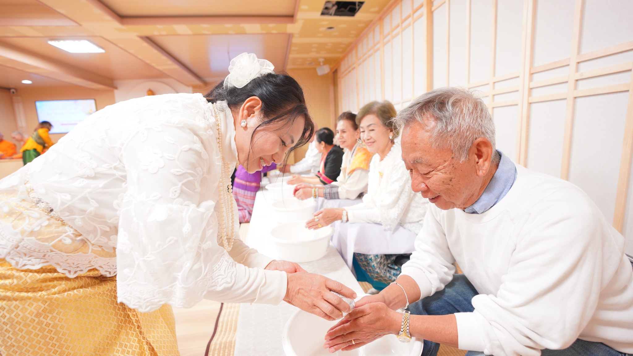 รดน้ำขอพรผู้ใหญ่ เนื่องในเทศกาลสงกรานต์