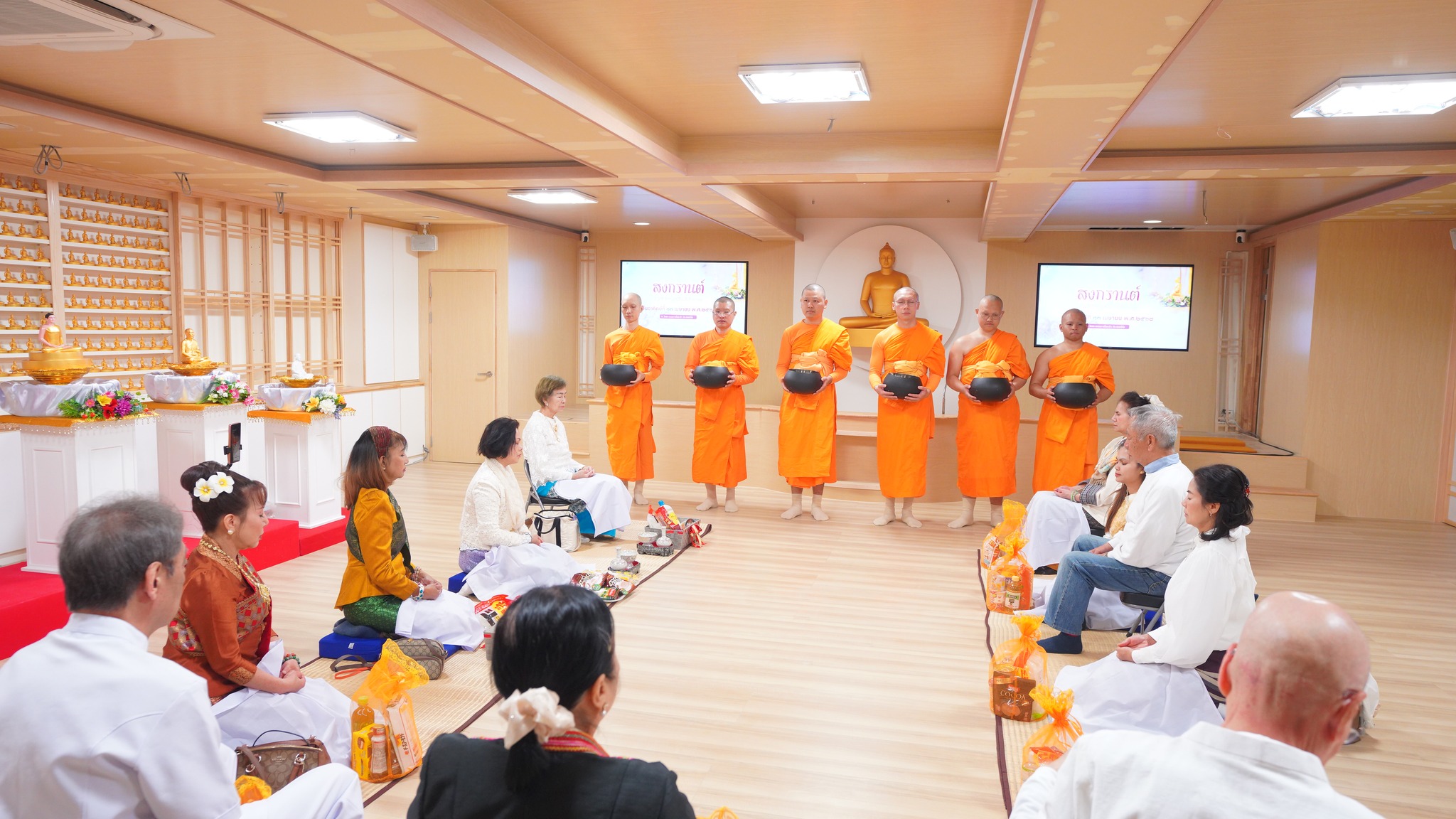 ท่านประธานสงฆ์นำสาธุชนปฏิบัติธรรม เพื่อกลั่นใจให้บริสุทธิ์ผ่องใส ก่อนที่จะได้ร่วมพิธีตักบาตรข้าวสารอาหารแห้ง