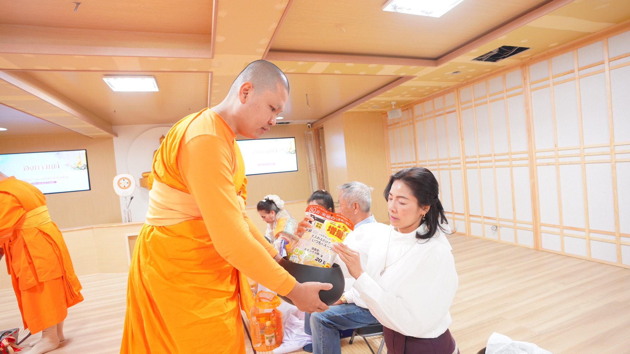 สาธุชนได้ตักบาตรแด่พระภิกษุสงฆ์