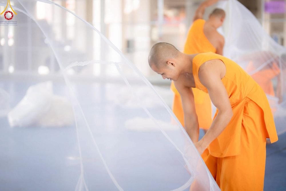 พระภิกษุและเจ้าหน้าที่อาสาสมัคร