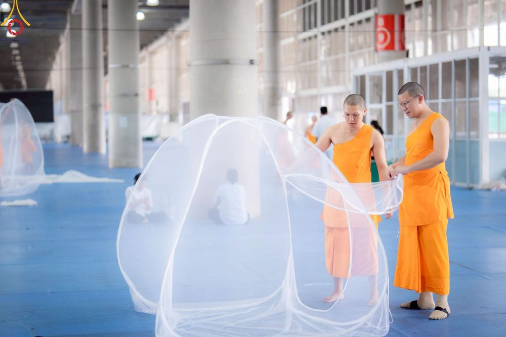 พระภิกษุและเจ้าหน้าที่อาสาสมัคร