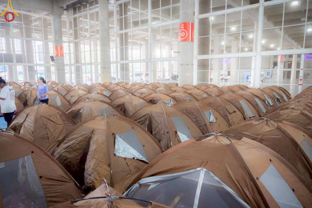 พระภิกษุและเจ้าหน้าที่อาสาสมัคร