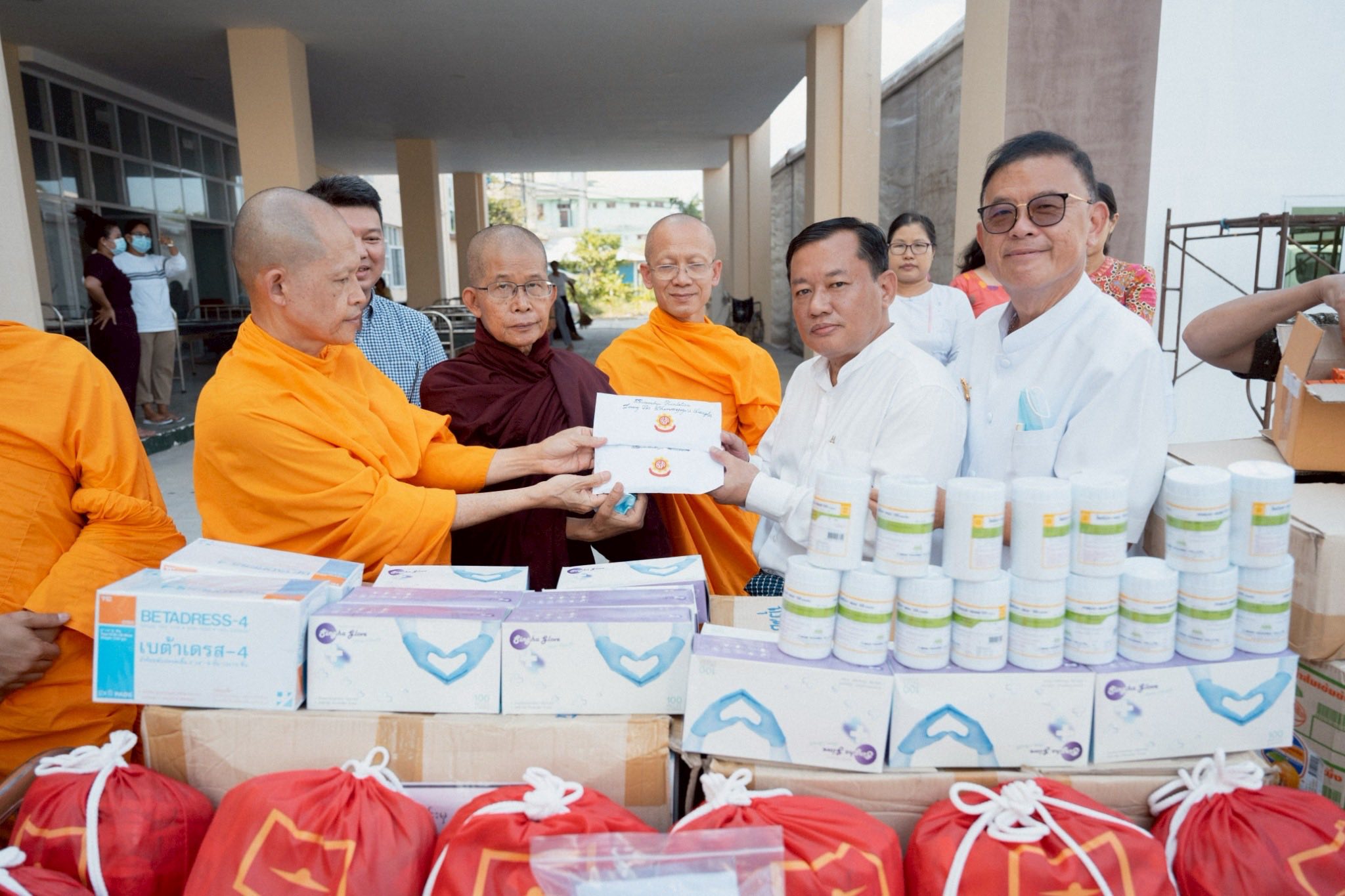 ผู้แทนวัดพระธรรมกาย ลงพื้นที่เยียวยา ซับน้ำตาเหยื่อแผ่นดินไหวมัณฑะเลย์