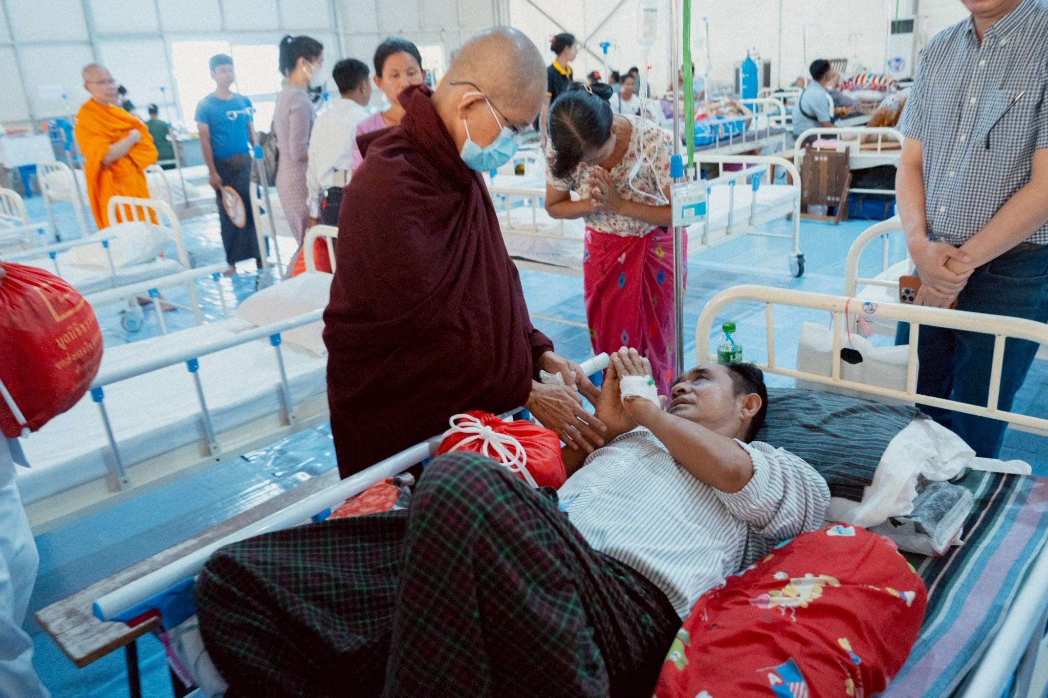 ผู้แทนวัดพระธรรมกาย ลงพื้นที่เยียวยา  ซับน้ำตาเหยื่อแผ่นดินไหวมัณฑะเลย์