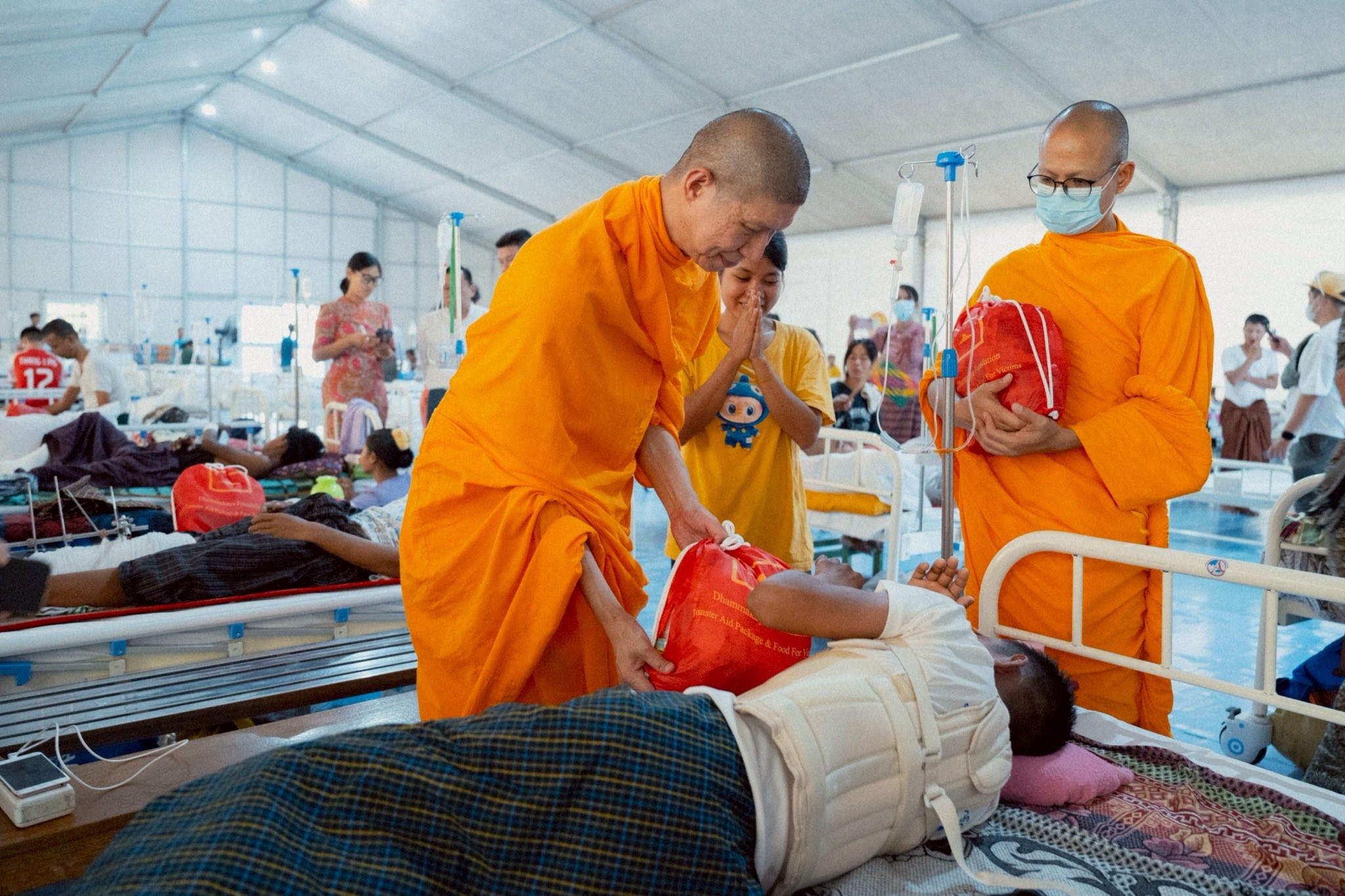 ผู้แทนวัดพระธรรมกาย ลงพื้นที่เยียวยา  ซับน้ำตาเหยื่อแผ่นดินไหวมัณฑะเลย์
