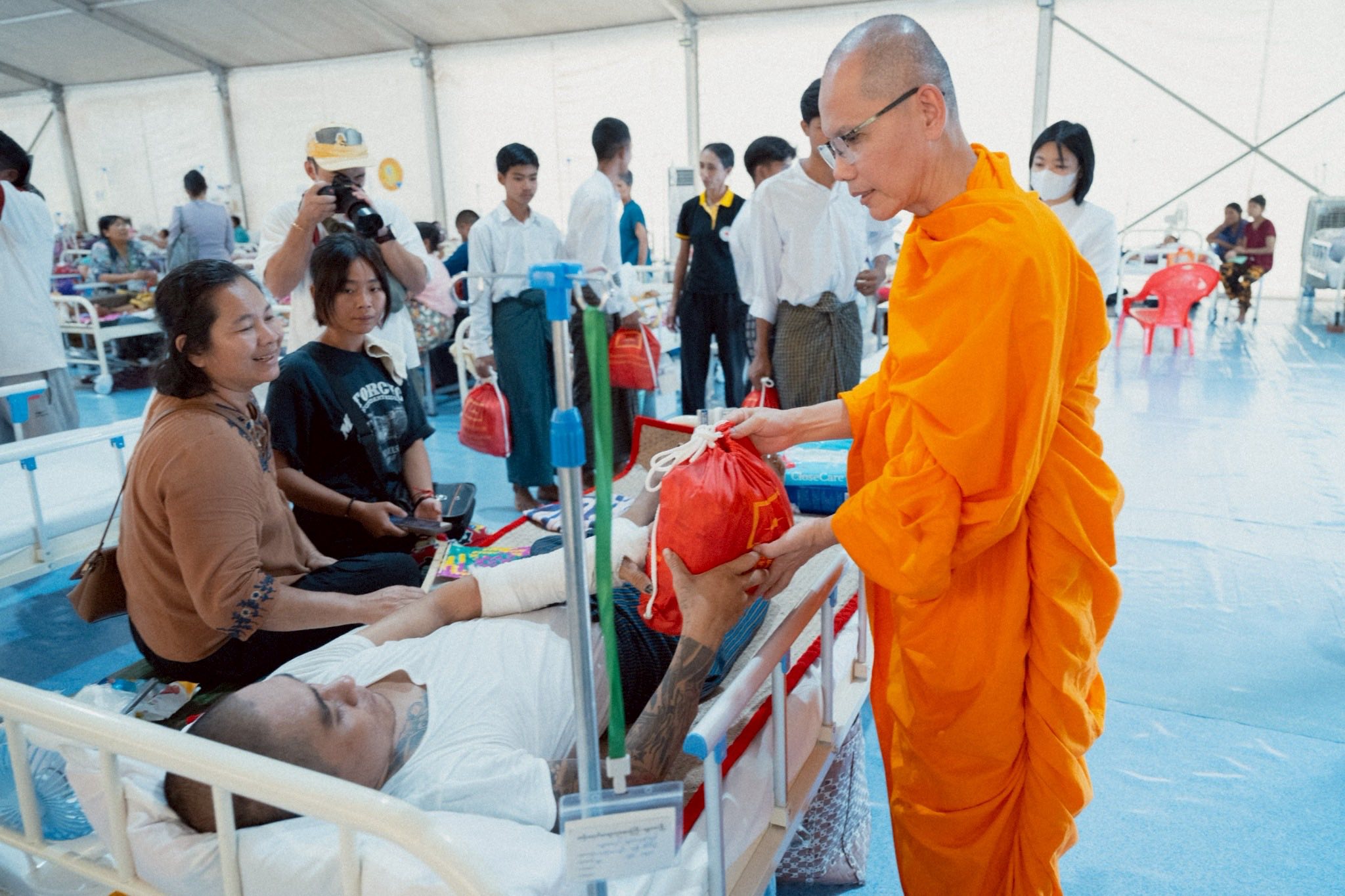 ผู้แทนวัดพระธรรมกาย ลงพื้นที่เยียวยา  ซับน้ำตาเหยื่อแผ่นดินไหวมัณฑะเลย์