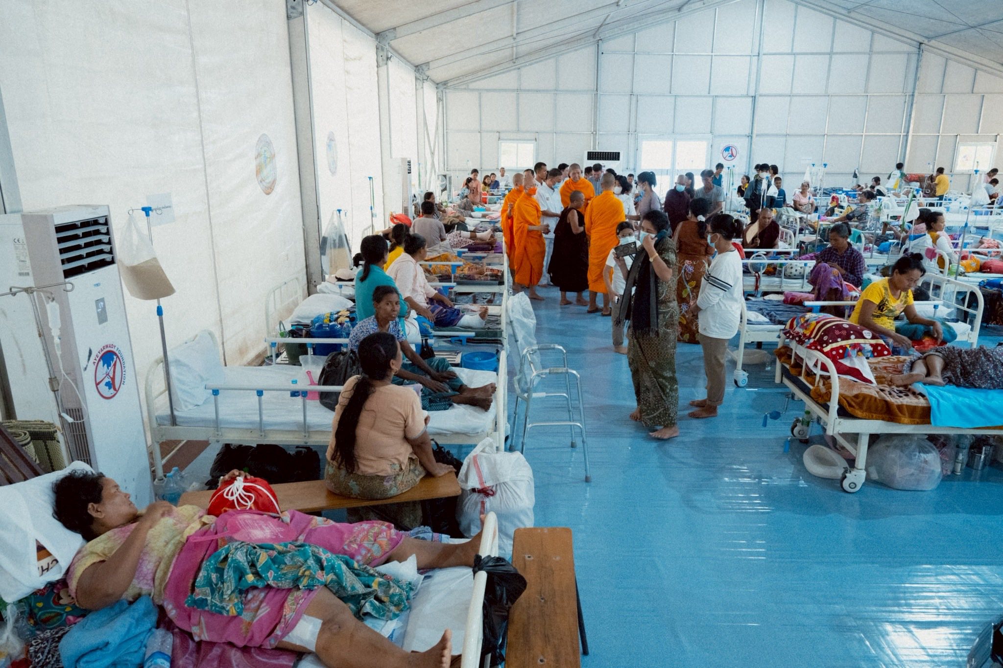 ผู้แทนวัดพระธรรมกาย ลงพื้นที่เยียวยา  ซับน้ำตาเหยื่อแผ่นดินไหวมัณฑะเลย์