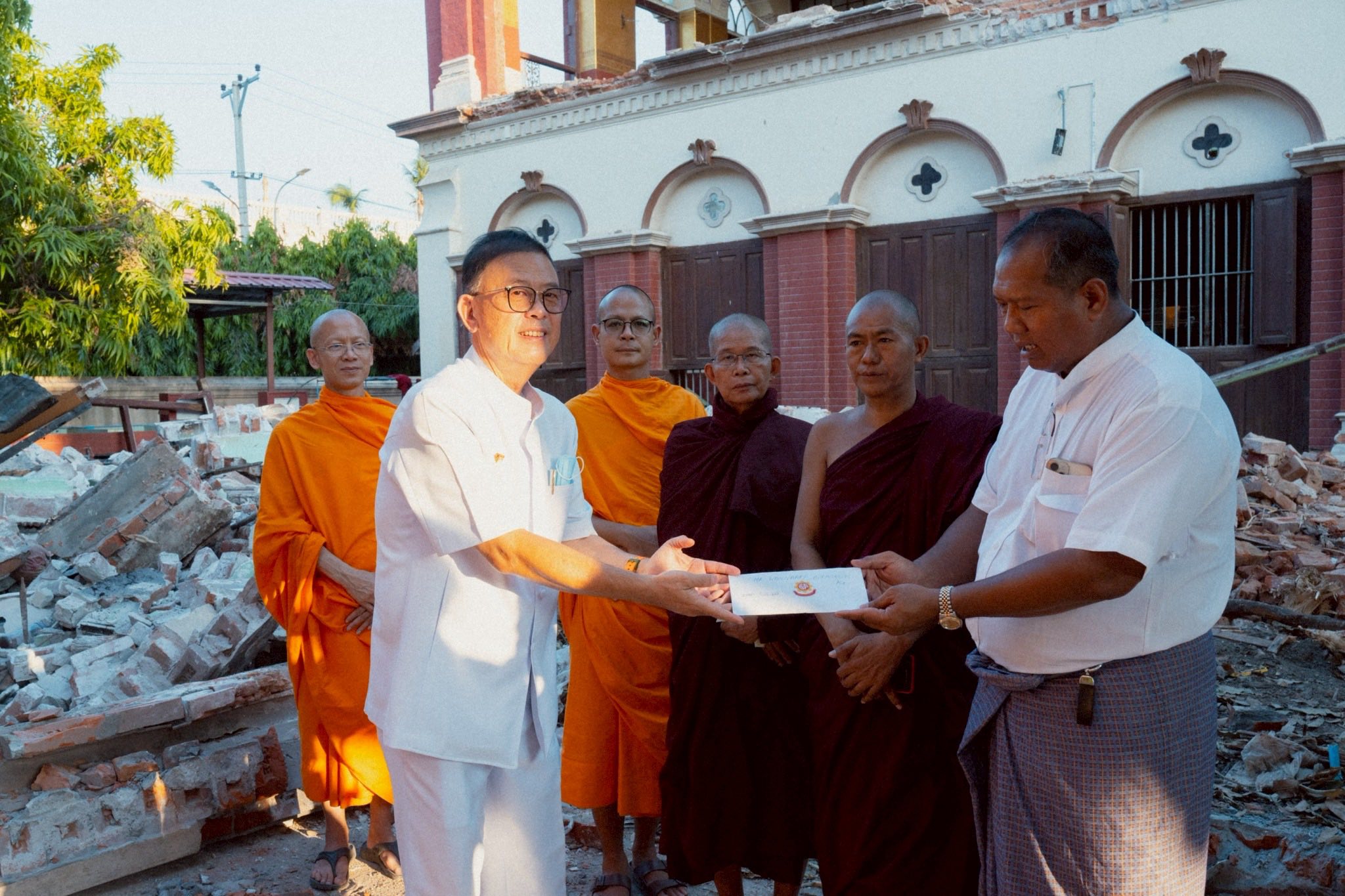 ผู้แทนวัดพระธรรมกาย ลงพื้นที่เยียวยา  ซับน้ำตาเหยื่อแผ่นดินไหวมัณฑะเลย์
