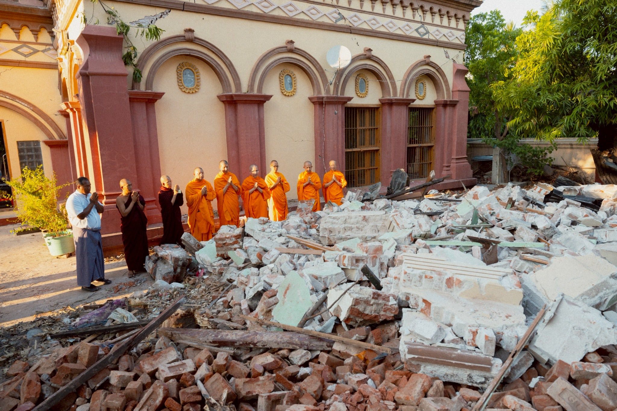 ผู้แทนวัดพระธรรมกาย ลงพื้นที่เยียวยา  ซับน้ำตาเหยื่อแผ่นดินไหวมัณฑะเลย์