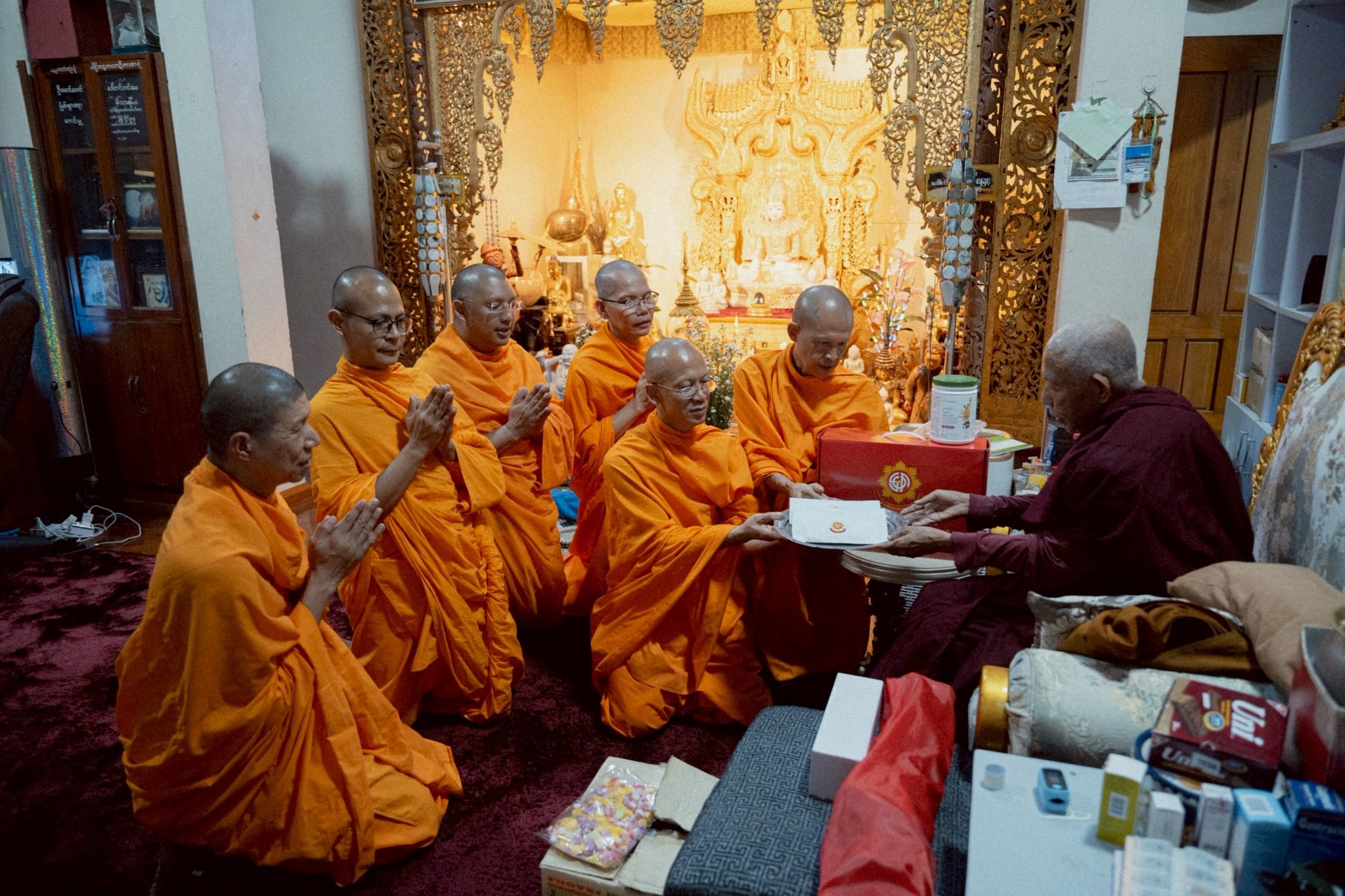 ผู้แทนวัดพระธรรมกาย ลงพื้นที่เยียวยา  ซับน้ำตาเหยื่อแผ่นดินไหวมัณฑะเลย์