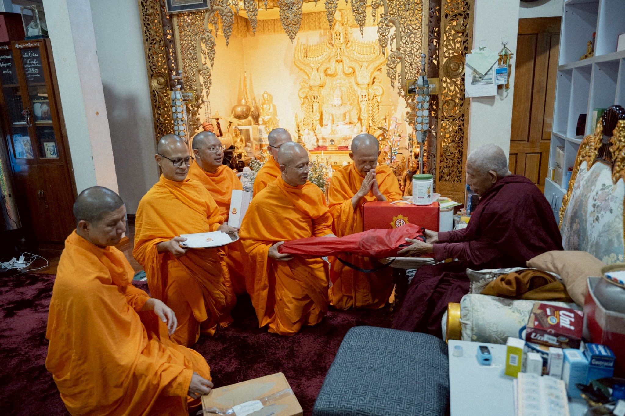 ผู้แทนวัดพระธรรมกาย ลงพื้นที่เยียวยา  ซับน้ำตาเหยื่อแผ่นดินไหวมัณฑะเลย์