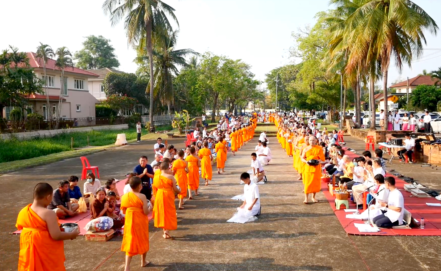 พิธีตักบาตรพระภิกษุสงฆ์ เนื่องในเทศกาลสงกรานต์ปีใหม่เมือง