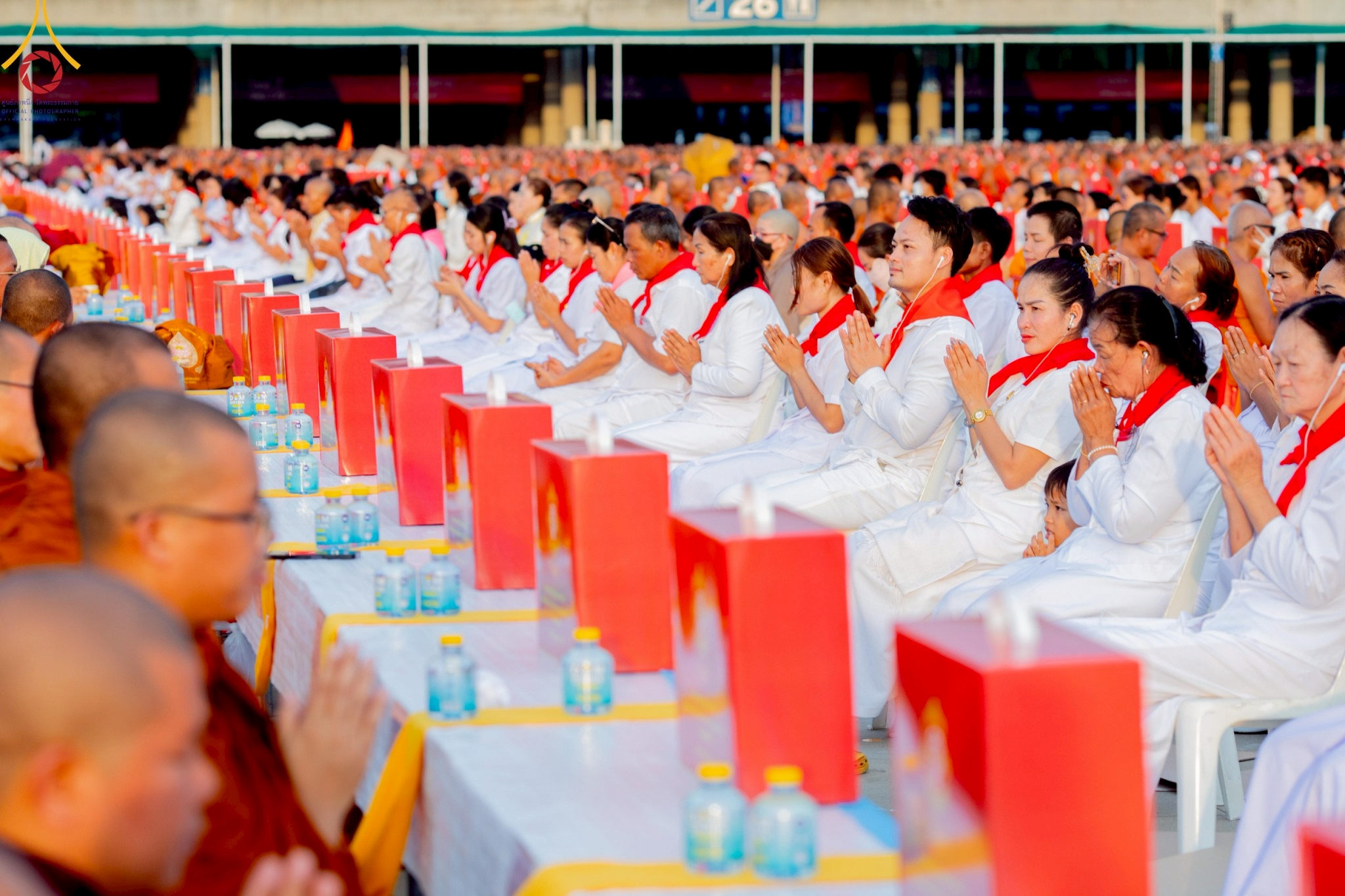 Wat Phra Dhammakaya organizes chanting, mass meditation and the great offering of monks’ necessities to 40,000 temples throughout Thailand