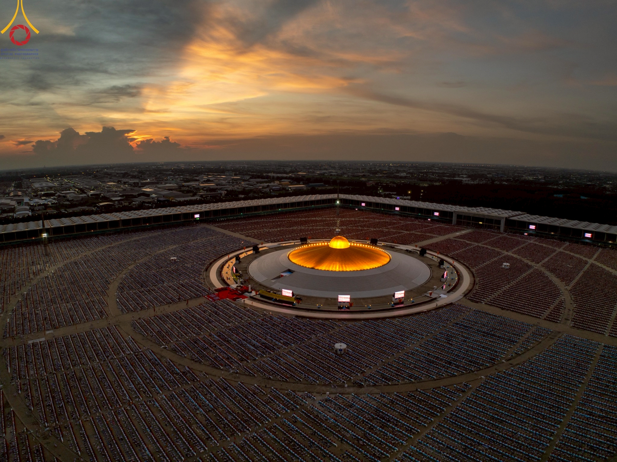 Wat Phra Dhammakaya organizes chanting, mass meditation and the great offering of monks’ necessities to 40,000 temples throughout Thailand