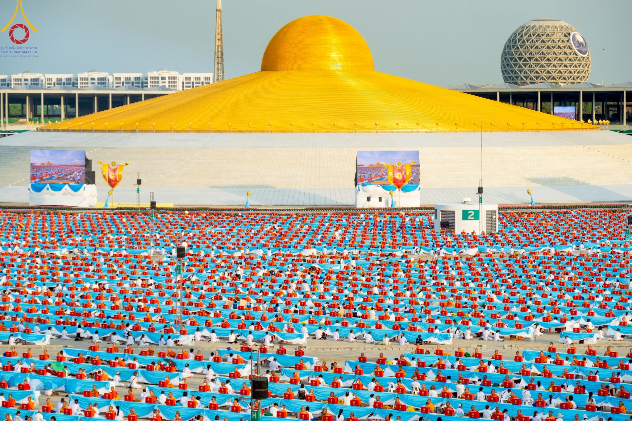 Wat Phra Dhammakaya organizes chanting, mass meditation and the great offering of monks’ necessities to 40,000 temples throughout Thailand