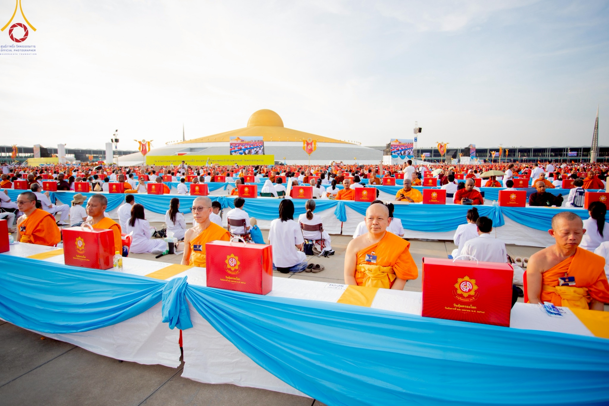 Wat Phra Dhammakaya organizes chanting, mass meditation and the great offering of monks’ necessities to 40,000 temples throughout Thailand