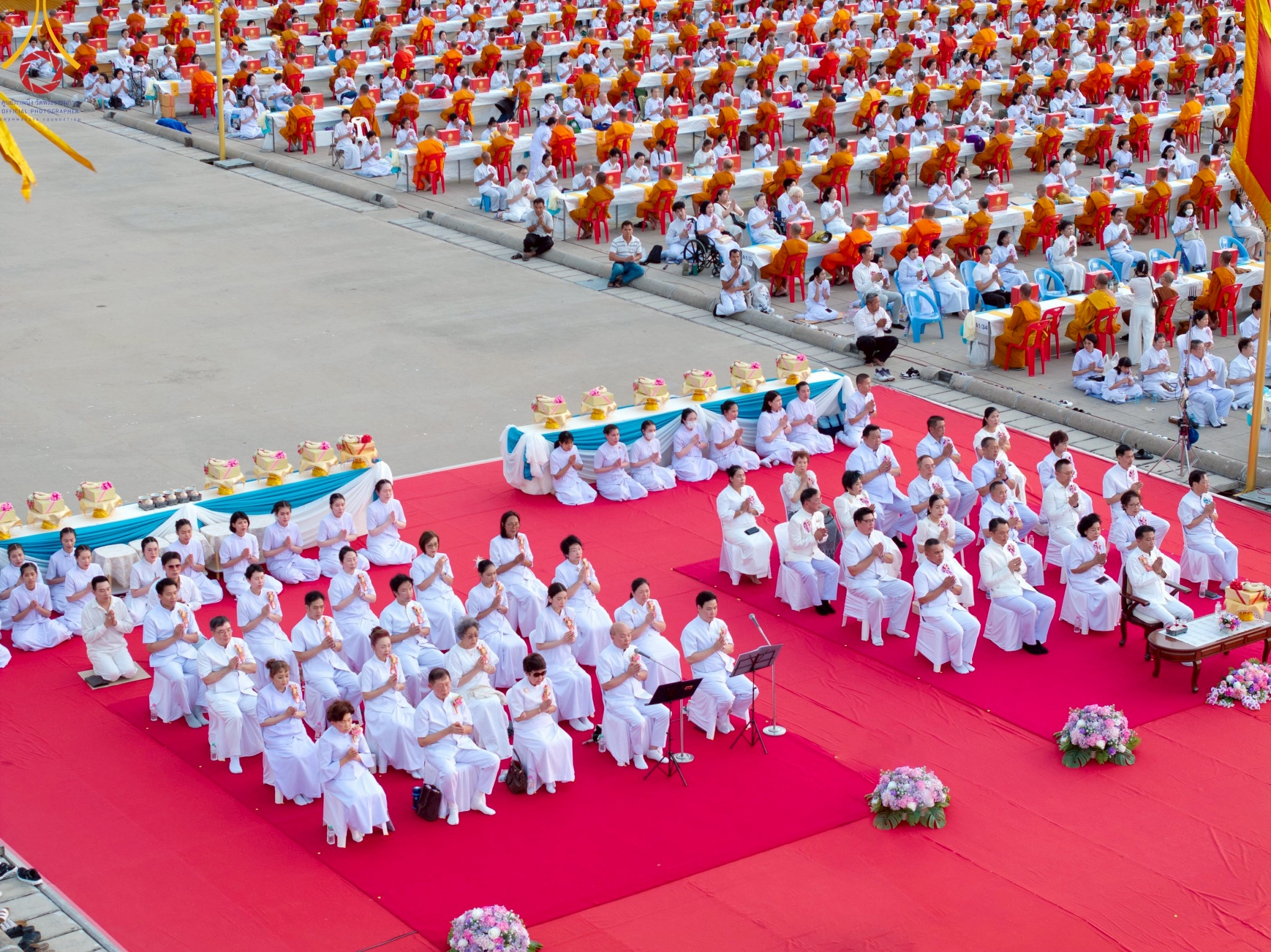 Wat Phra Dhammakaya organizes chanting, mass meditation and the great offering of monks’ necessities to 40,000 temples throughout Thailand