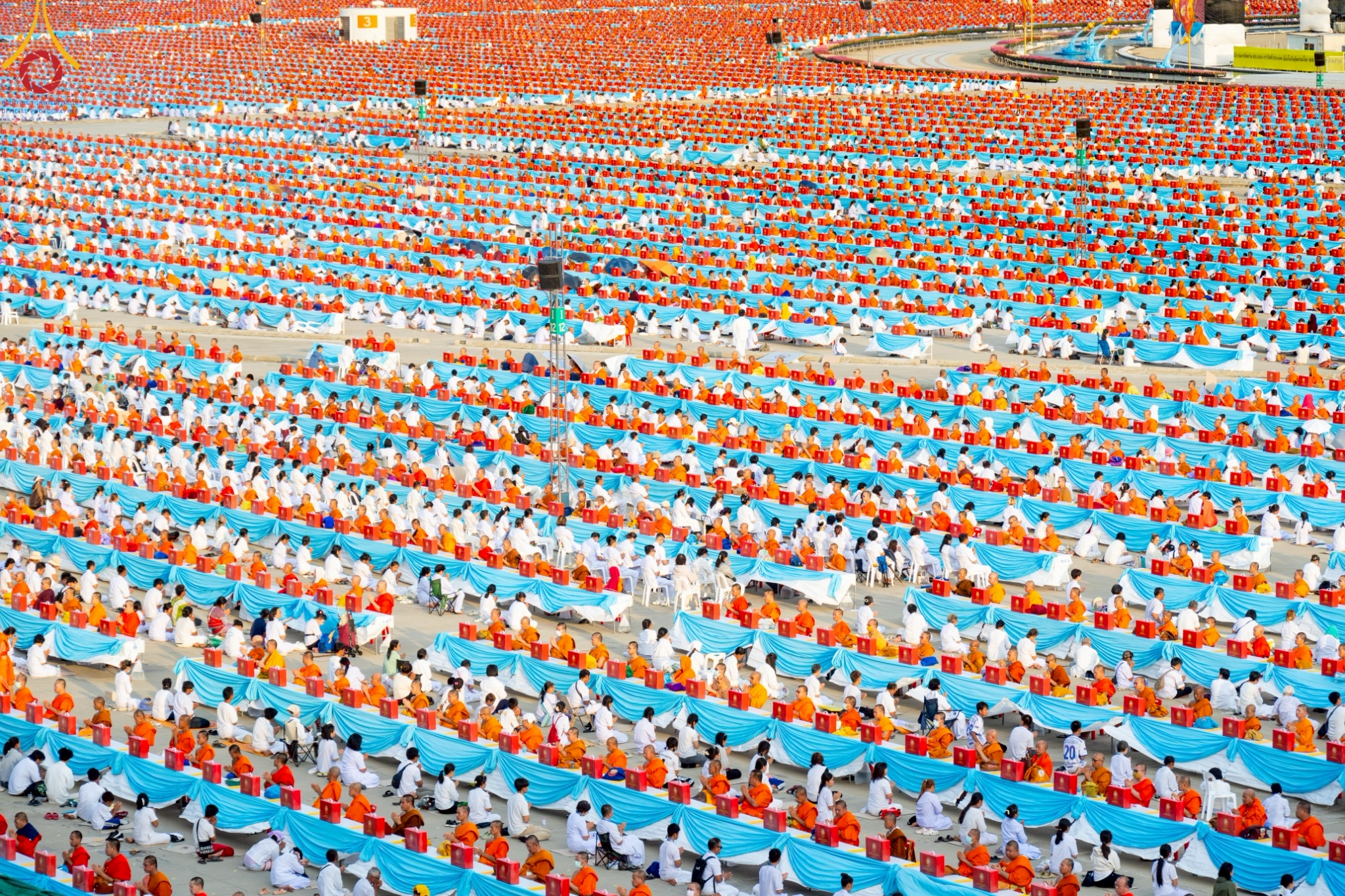 Wat Phra Dhammakaya organizes chanting, mass meditation and the great offering of monks’ necessities to 40,000 temples throughout Thailand