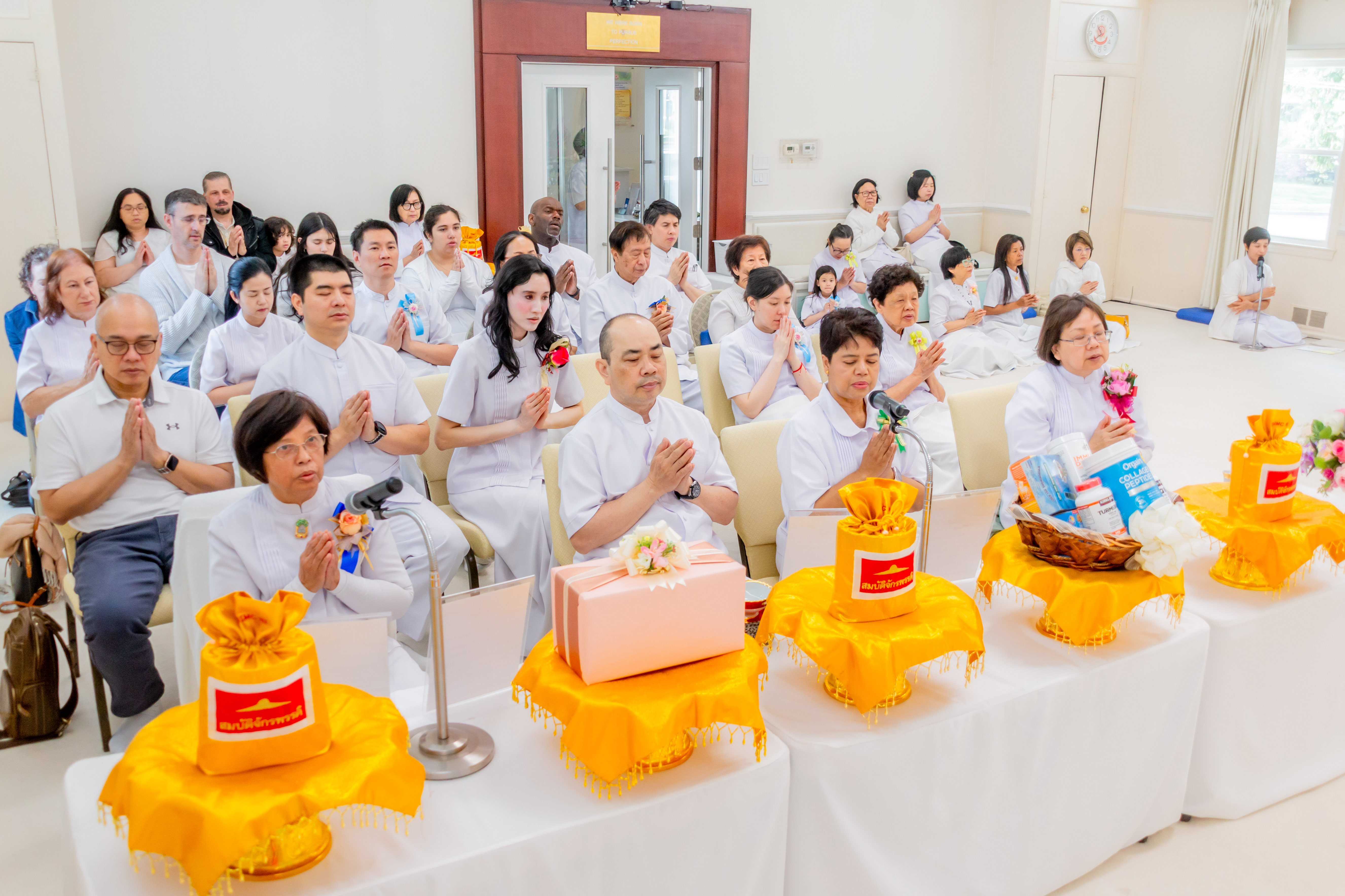 คณะเจ้าภาพและสาธุชนกล่าวคำถวาย