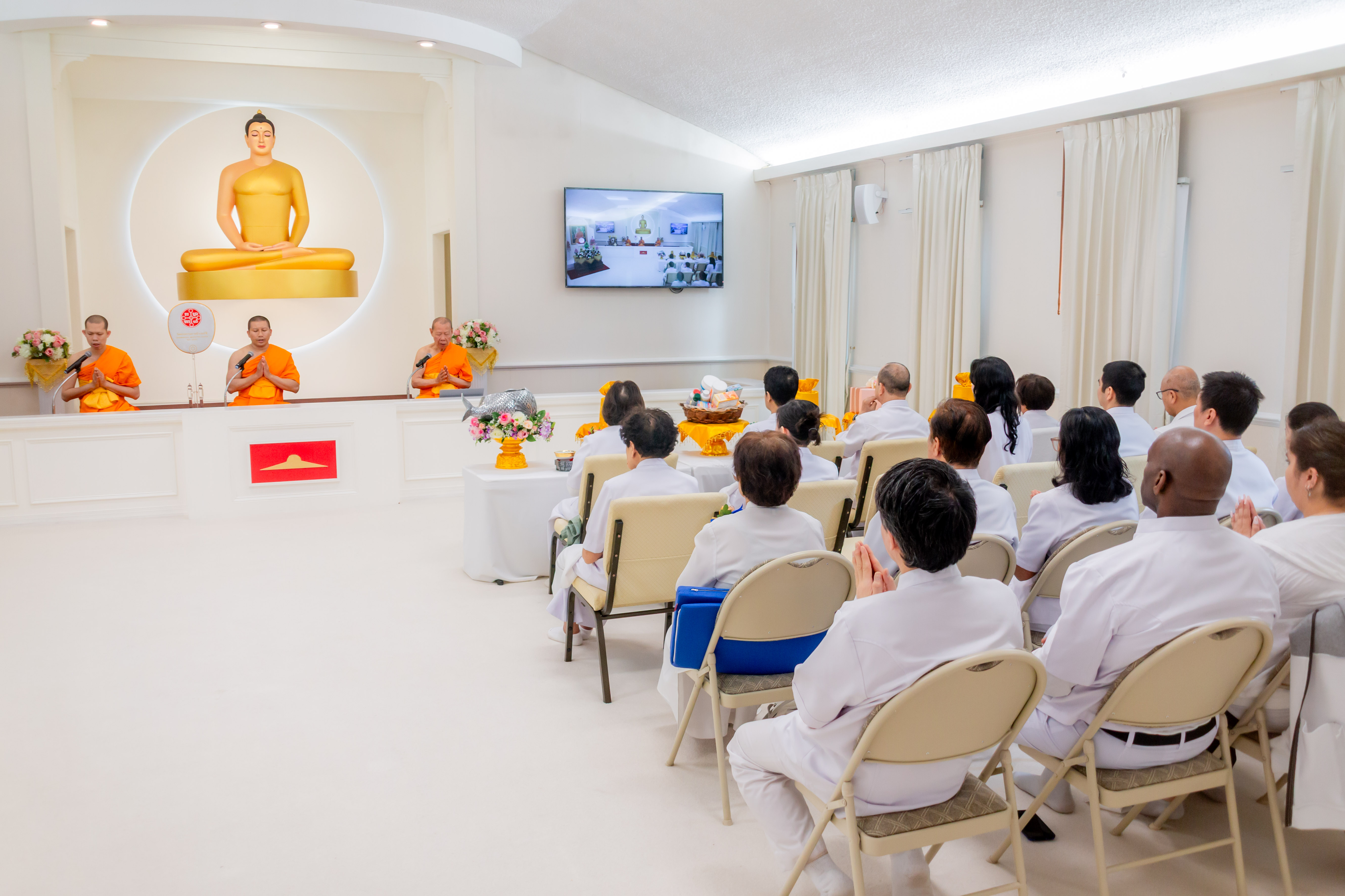 ท่านประธานสงฆ์ นำสาธุชนสวดมนต์บูชาพระรัตนตรัย และปฏิบัติธรรม เพื่อกลั่นใจให้ผ่องใส ตามเสียงหลวงพ่อธัมมชโย