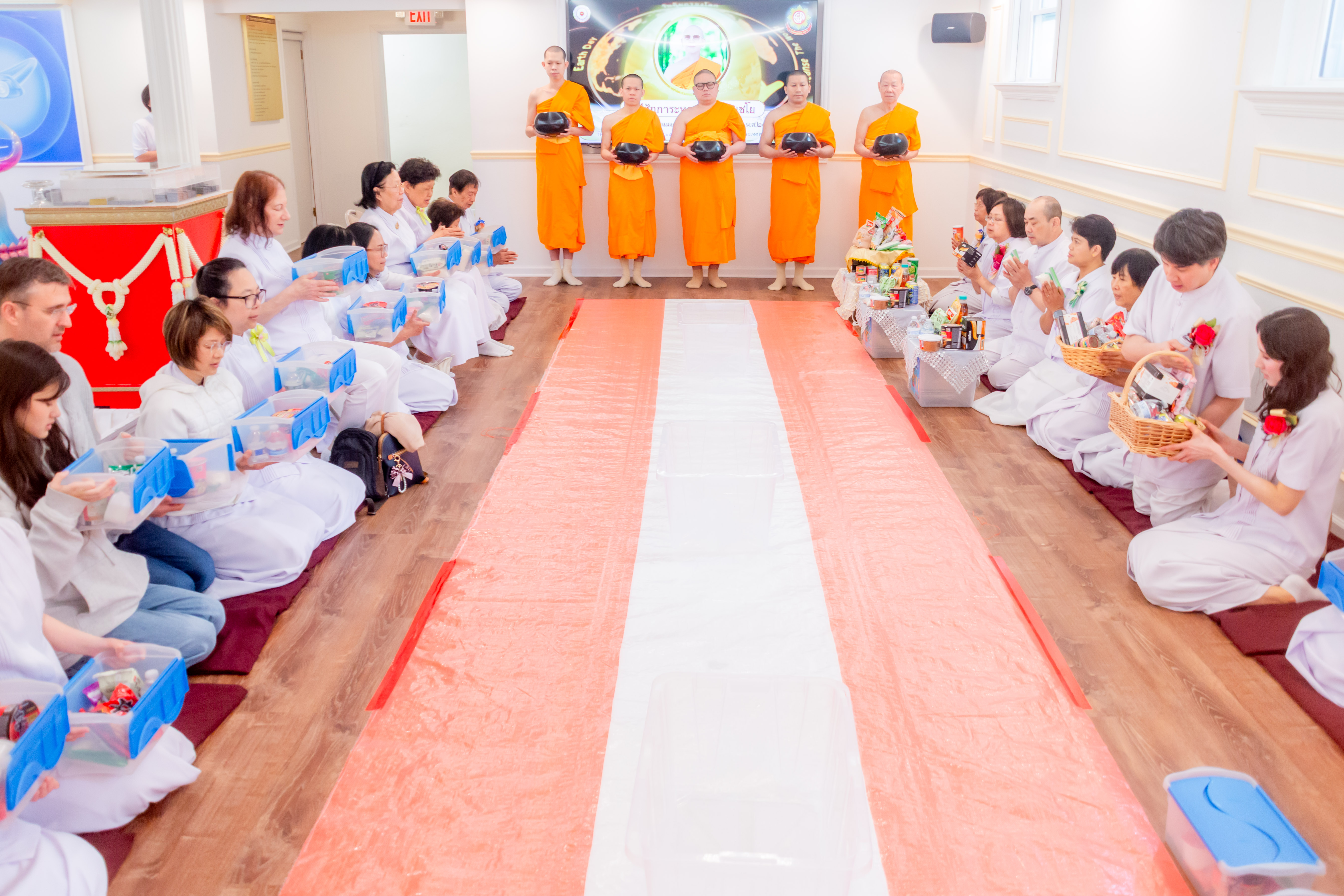 คณะประธานบุญพิธีและสาธุชนได้ร่วมพิธีตักบาตร