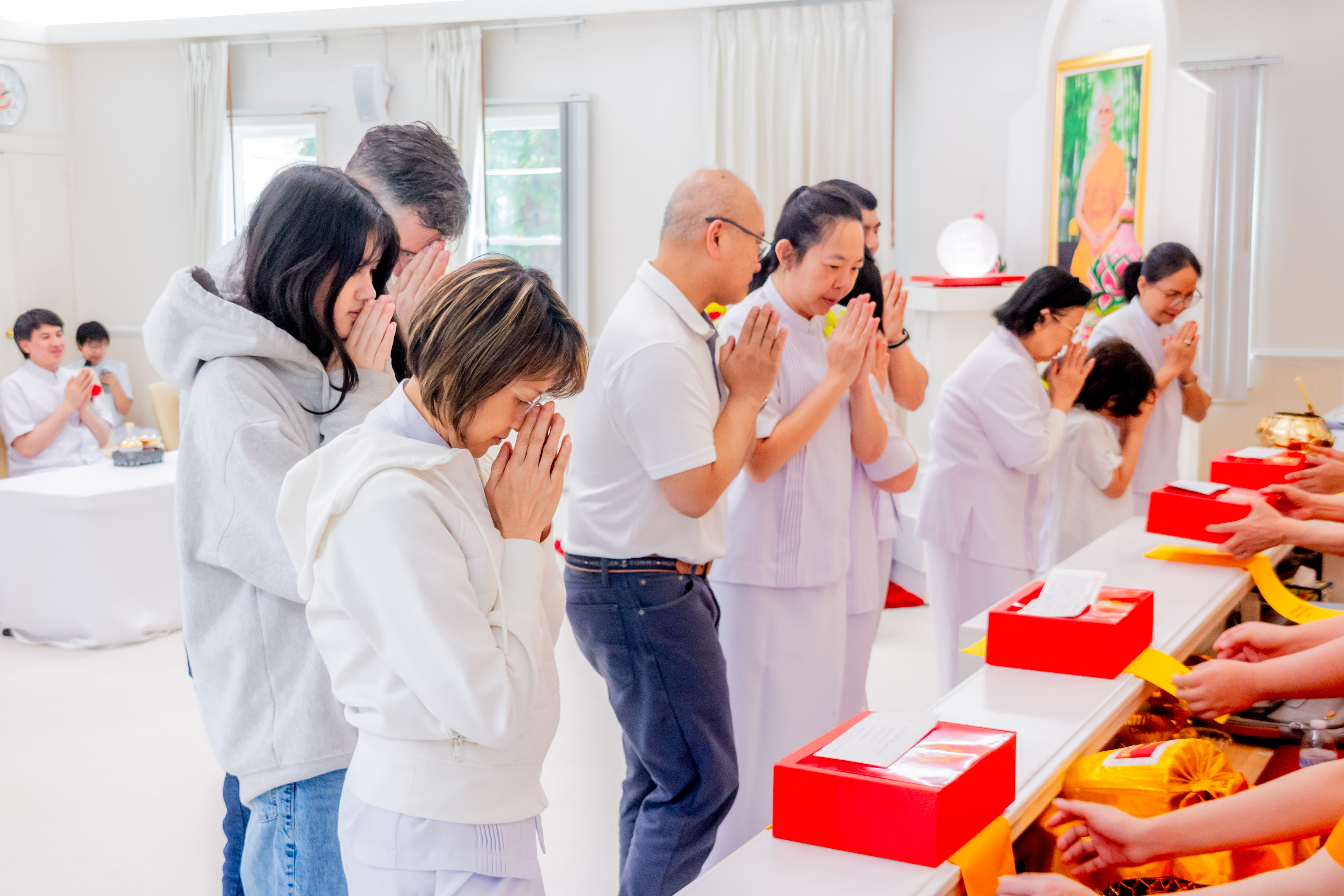 คณะเจ้าภาพก็ได้น้อมถวายจตุปัจจัยไทยธรรมแด่ท่านประธานสงฆ์