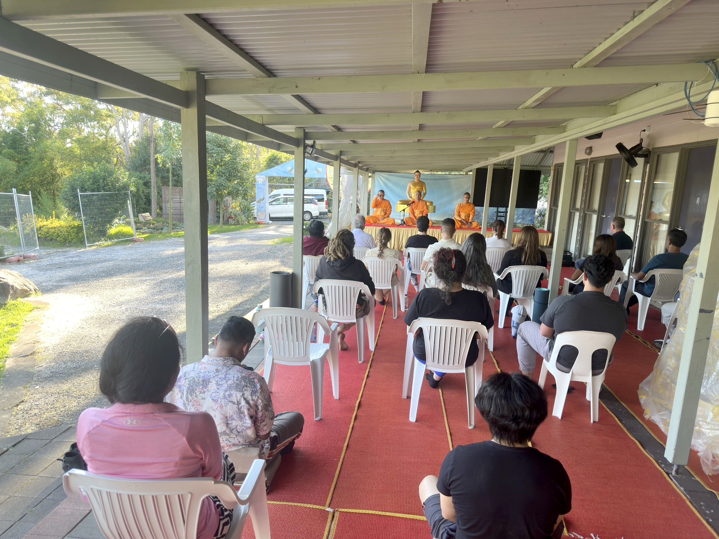 พระอาจารย์ได้เมตตาอธิบายเกี่ยวกับคำแนะนำวิธีการฝึกสมาธิ และศูนย์กลางกาย รวมทั้งการปล่อยวางอารมณ์ต่างๆ