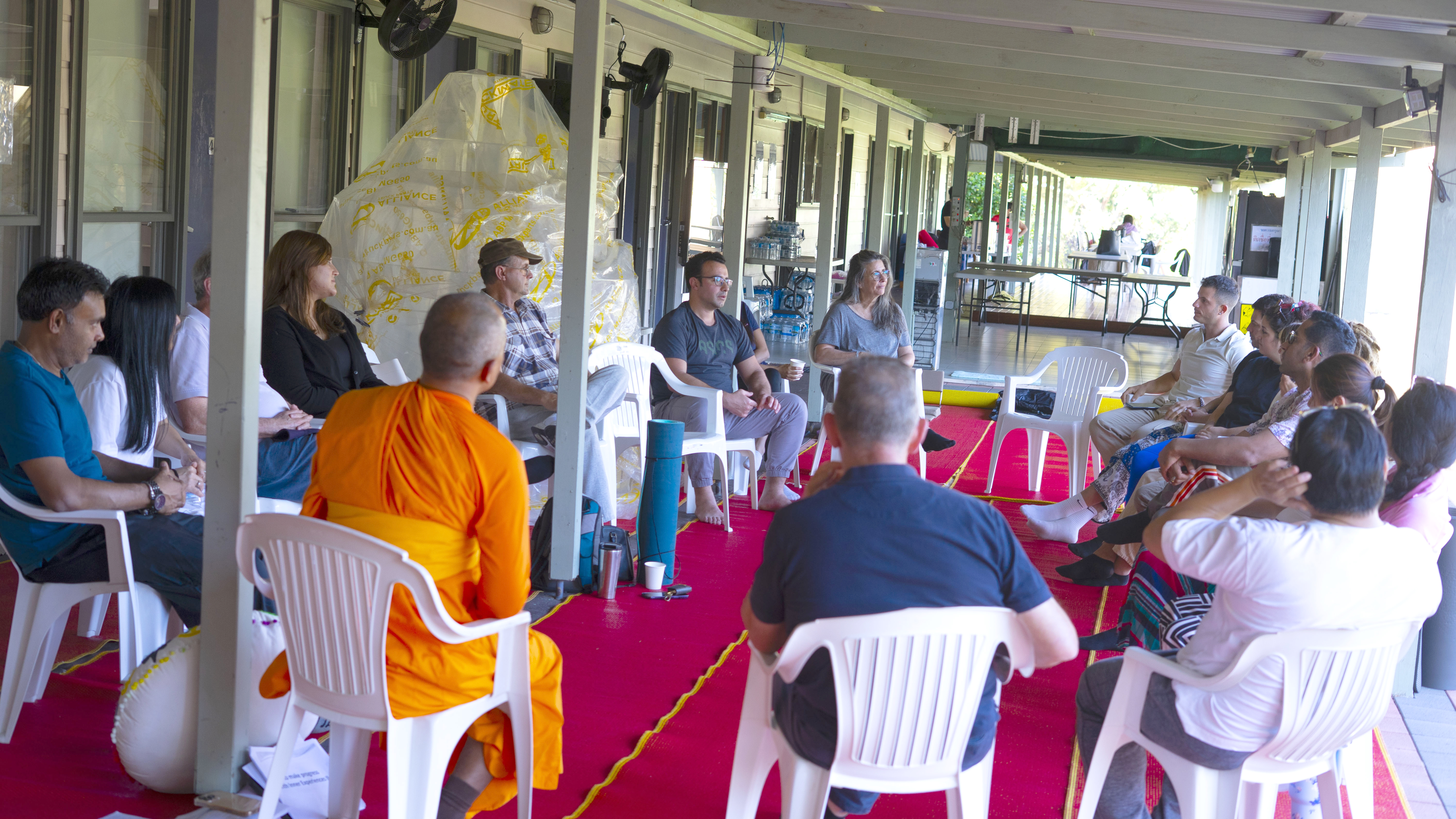 พระอาจารย์ประจำกลุ่ม ได้ให้ความรู้เกี่ยวกับการทำสมาธิรักษาใจ  ใจหยุดใจนิ่ง เพื่อจะได้นำไปปรับใช้ในชีวิตประจำวันได้