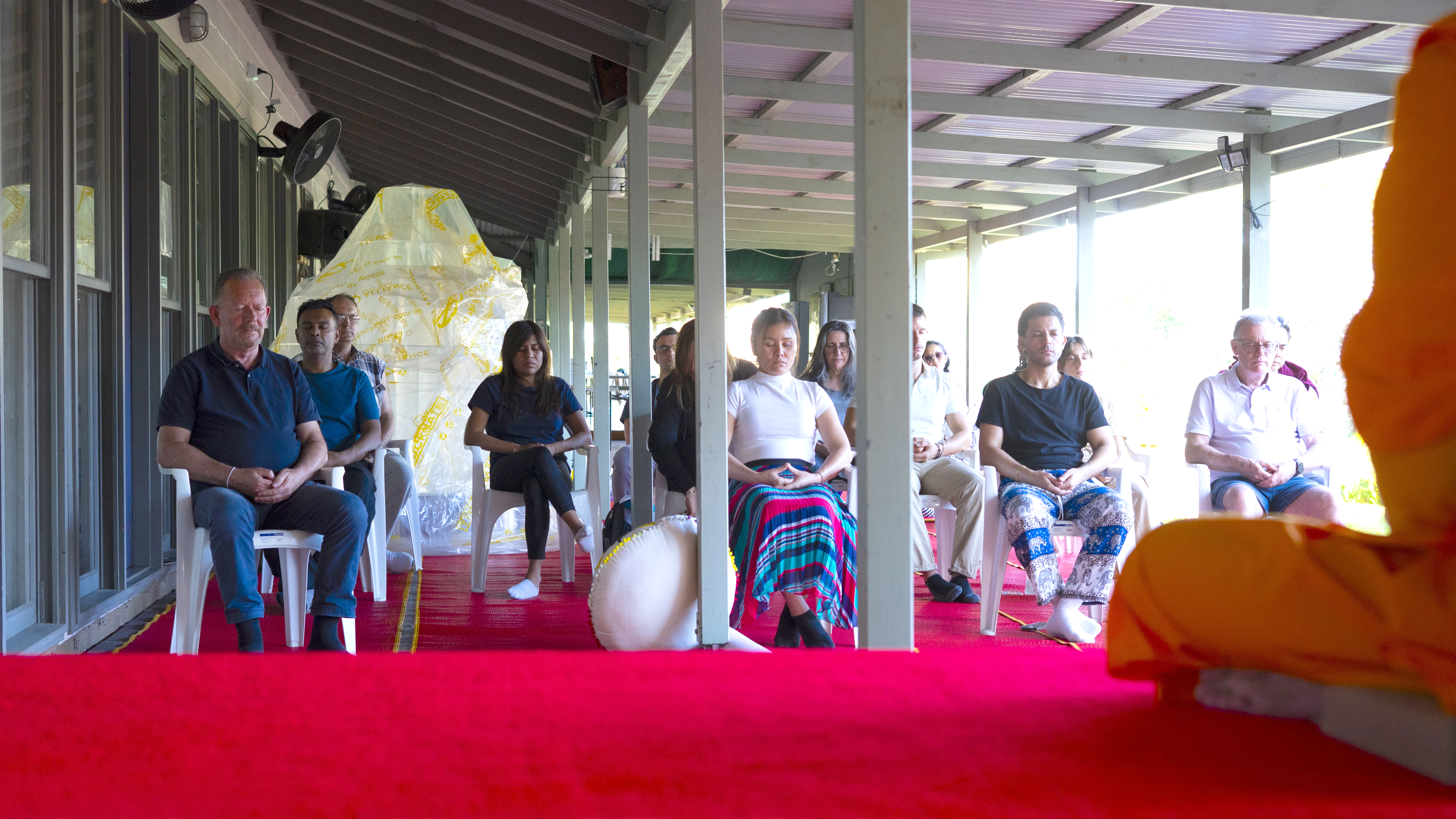 ชาวท้องถิ่นทุกท่านได้นั่งสมาธิร่วมกัน ฝึกลมหายใจ