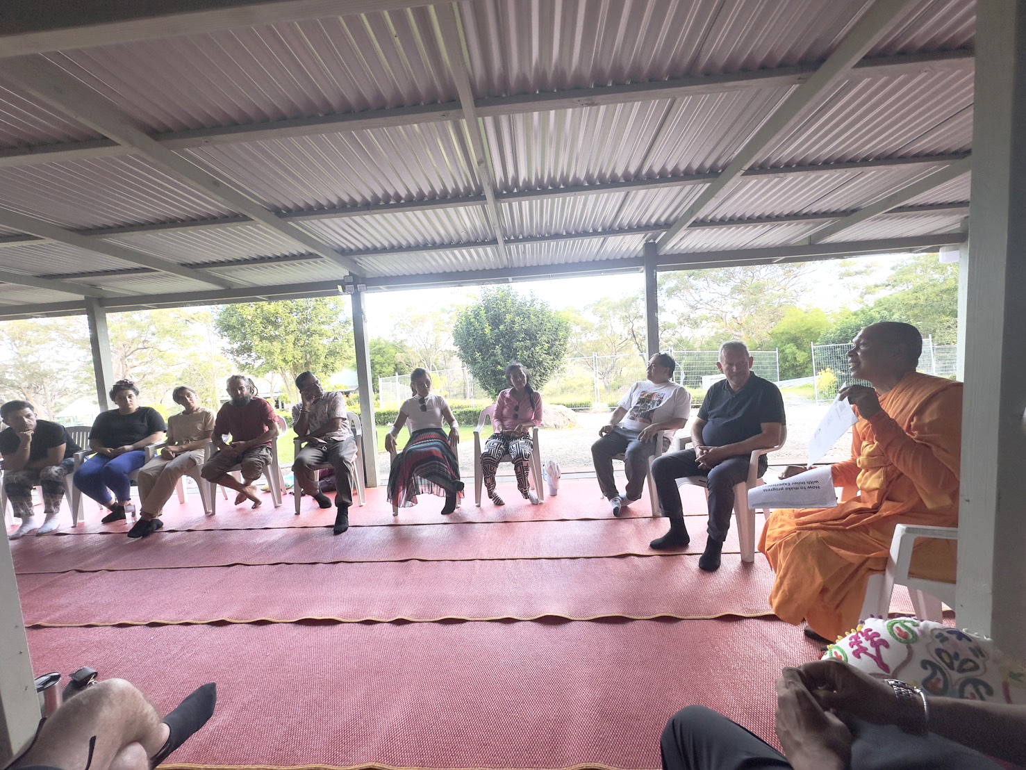 พระอาจารย์จะได้เมตตาตอบปัญหาข้อสงสัยเกี่ยวกับการฝึกสมาธิ ทั้งยังได้ให้ชาวท้องถิ่นได้แลกเปลี่ยนประสบการณ์การนั่งสมาธิ