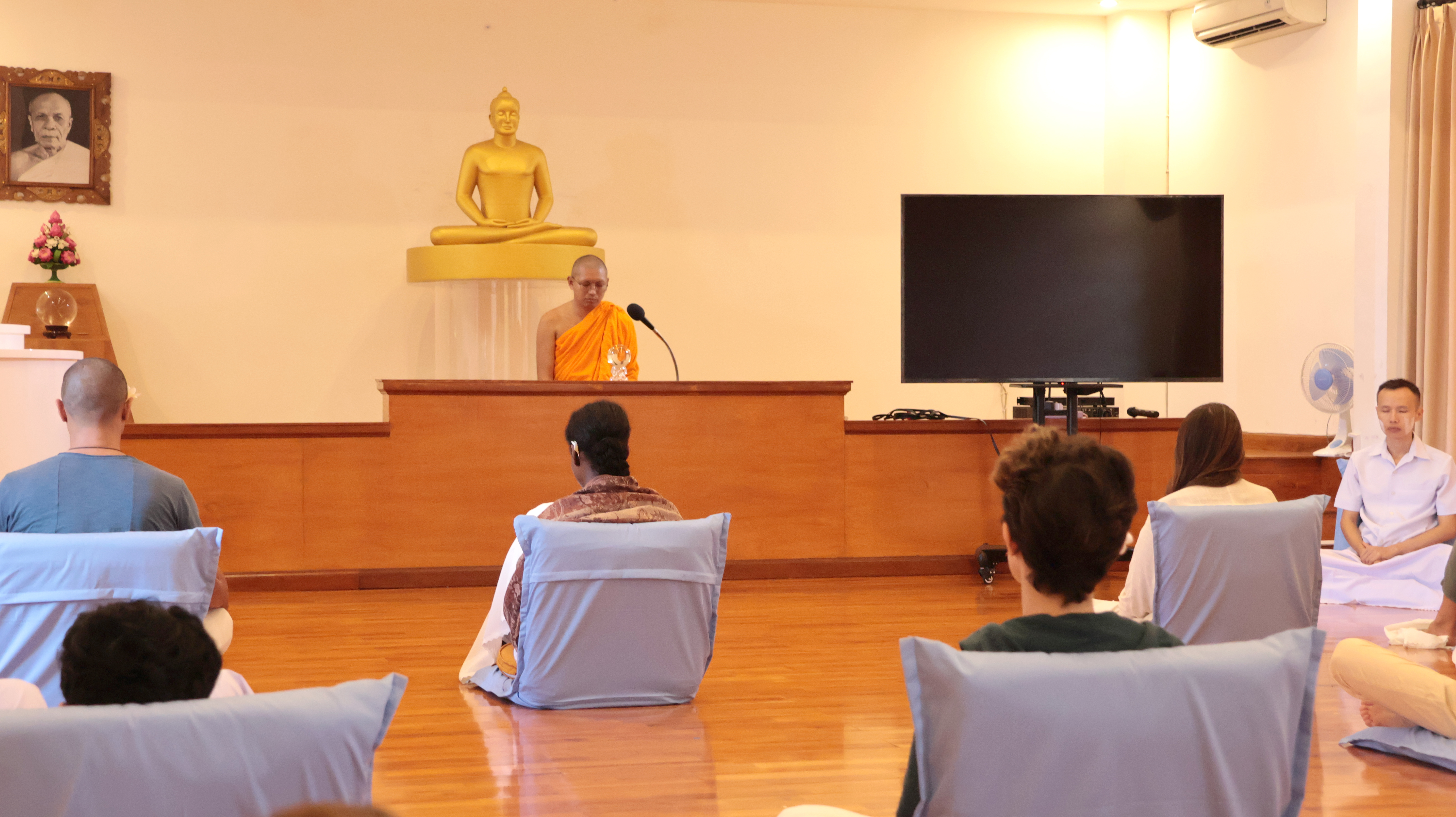 พระอาจารย์นำนั่งสมาธิร่วมกันและได้ให้ข้อคิด รวมทั้งเทคนิคการนั่งสมาธิ