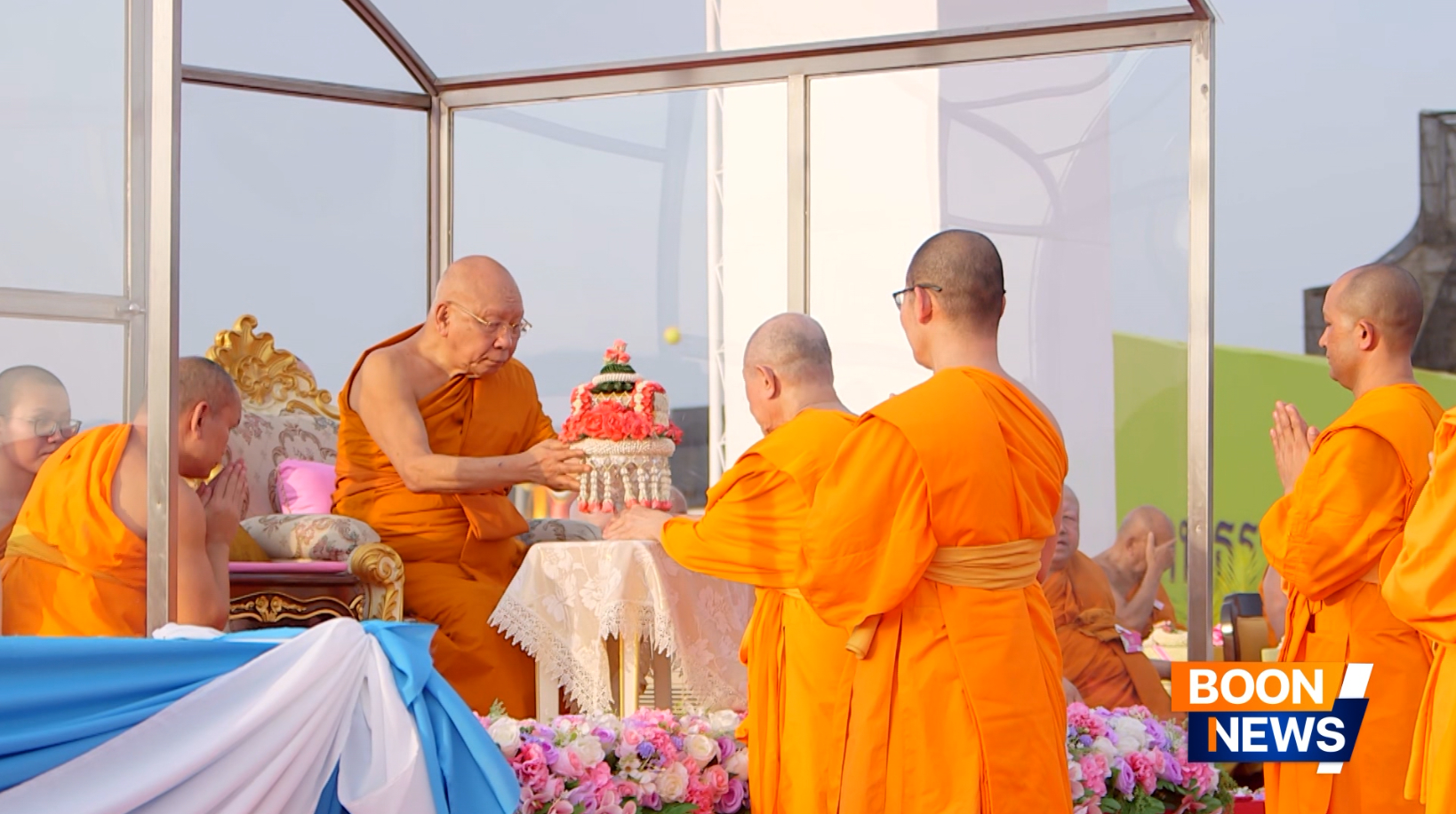 หลวงพ่อทัตตชีโว ได้น้อมถวายพานธูปเทียนแพแด่ท่านประธานสงฆ์