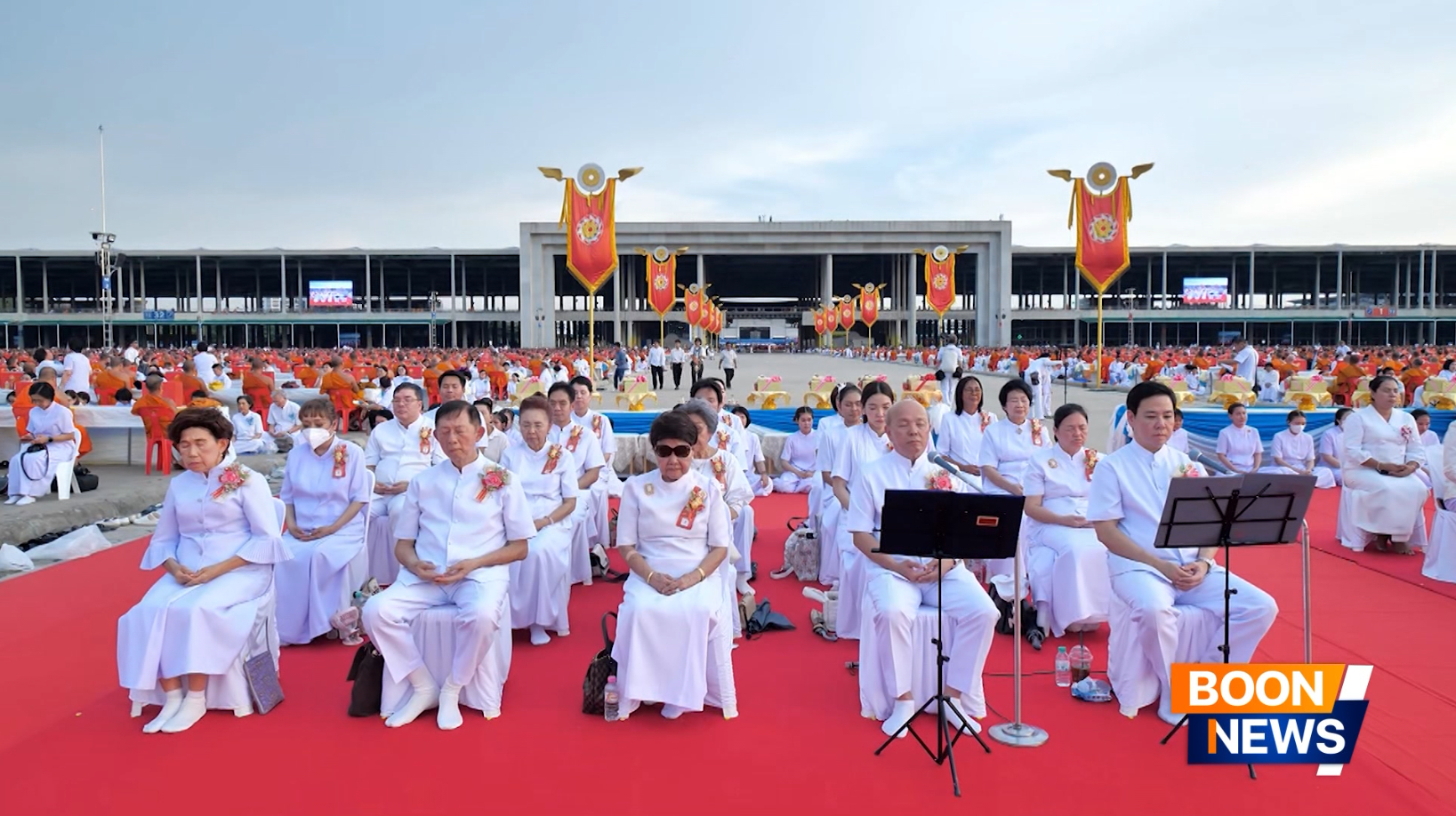 คณะสงฆ์ พร้อมด้วยพุทธศาสนิกชน ก็ได้ร่วมกันปฏิบัติธรรม เพื่อกลั่นกาย วาจา และใจ ให้บริสุทธิ์ผ่องใส