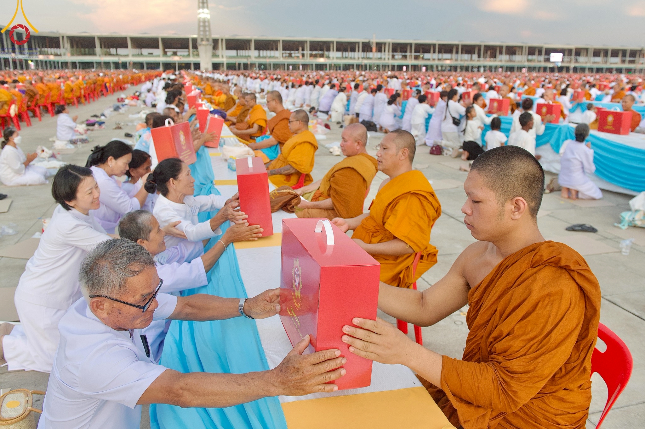 วัดพระธรรมกาย จัดพิธีถวายมหาสังฆทาน 40,000 กว่าวัดทั่วประเทศเนื่องในวันคุ้มครองโลก
