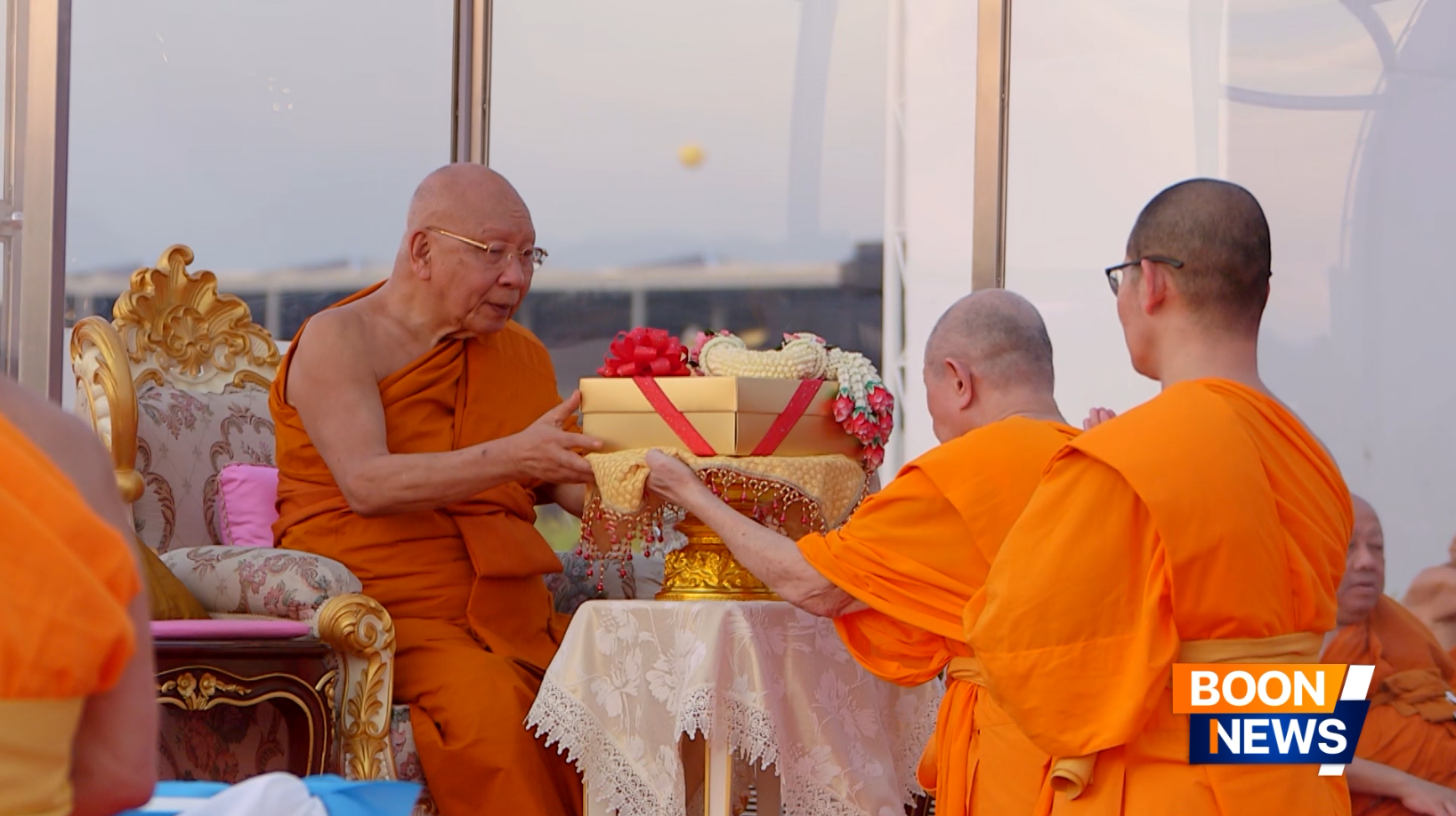 หลวงพ่อทัตตชีโว พร้อมด้วยคณะสงฆ์วัดพระธรรมกาย 6 รูป ได้น้อมถวายจตุปัจจัยไทยธรรมแด่ท่านประธานสงฆ์และพระเถรานุเถระ