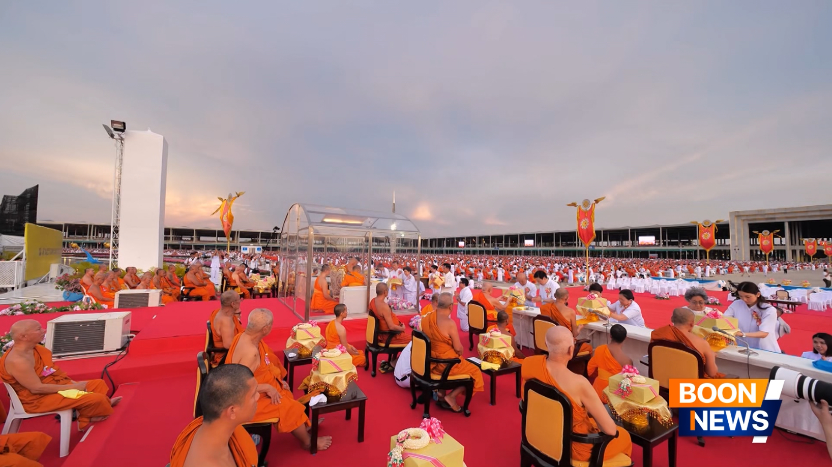 ส่วนราชการ และคณะเจ้าภาพก็ได้น้อมถวายปัจจัยไทยธรรมแด่ท่านประธานสงฆ์ และพระสังฆาธิการ 40,000 กว่าวัดทั่วประเทศ