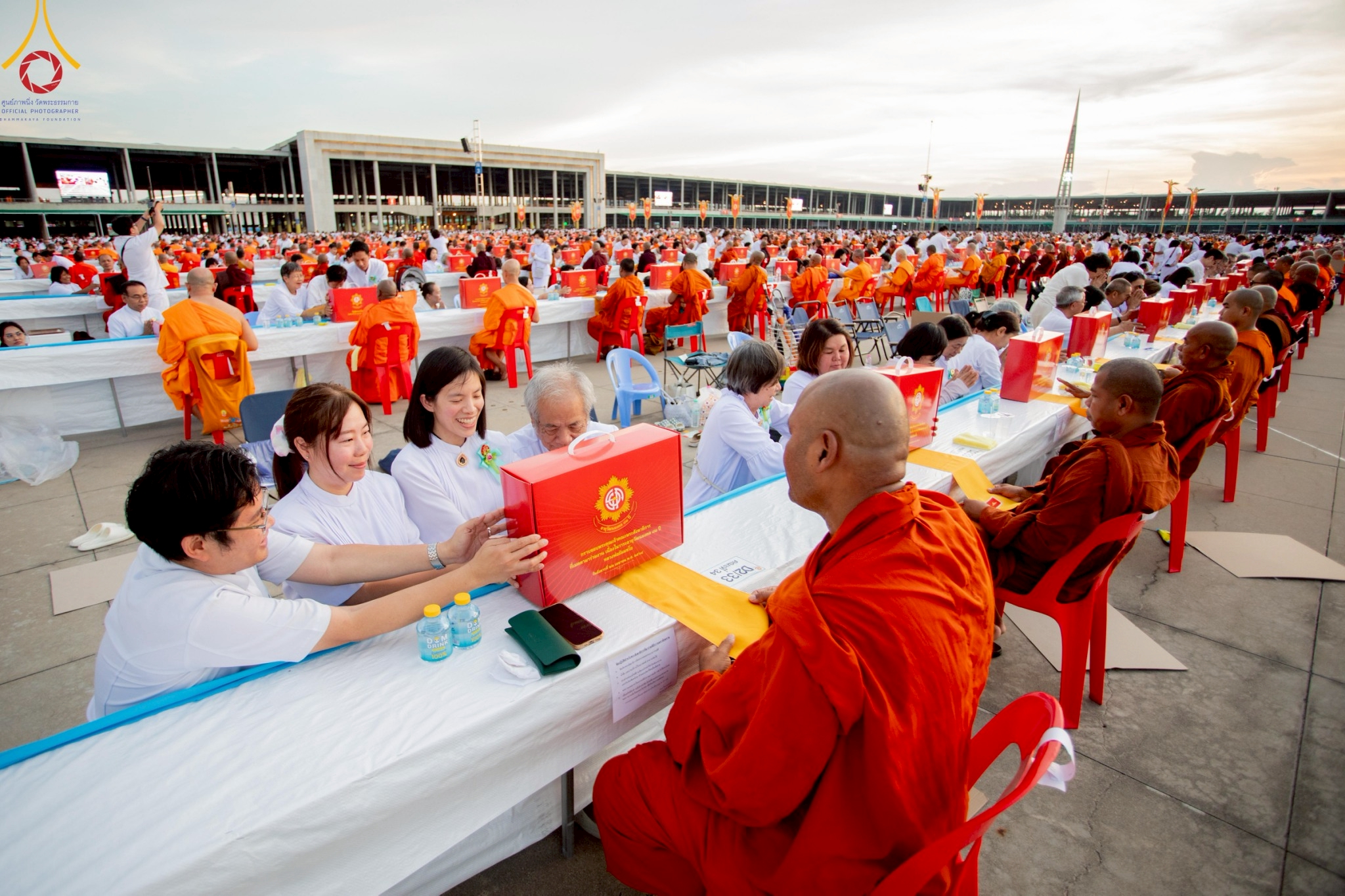 วัดพระธรรมกาย จัดพิธีถวายมหาสังฆทาน 40,000 กว่าวัดทั่วประเทศเนื่องในวันคุ้มครองโลก