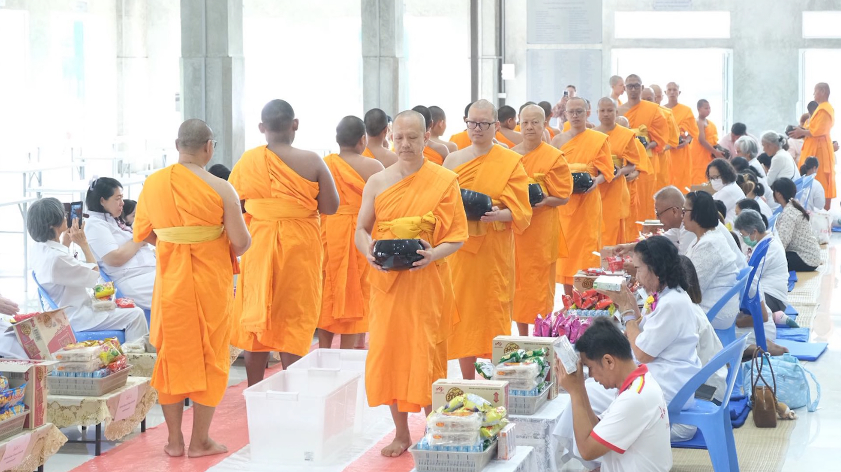 เป็นการแสดงออกถึงวัฒนธรรมและประเพณีอันดีงามของชาวพุทธในการตักบาตรร่วมกัน