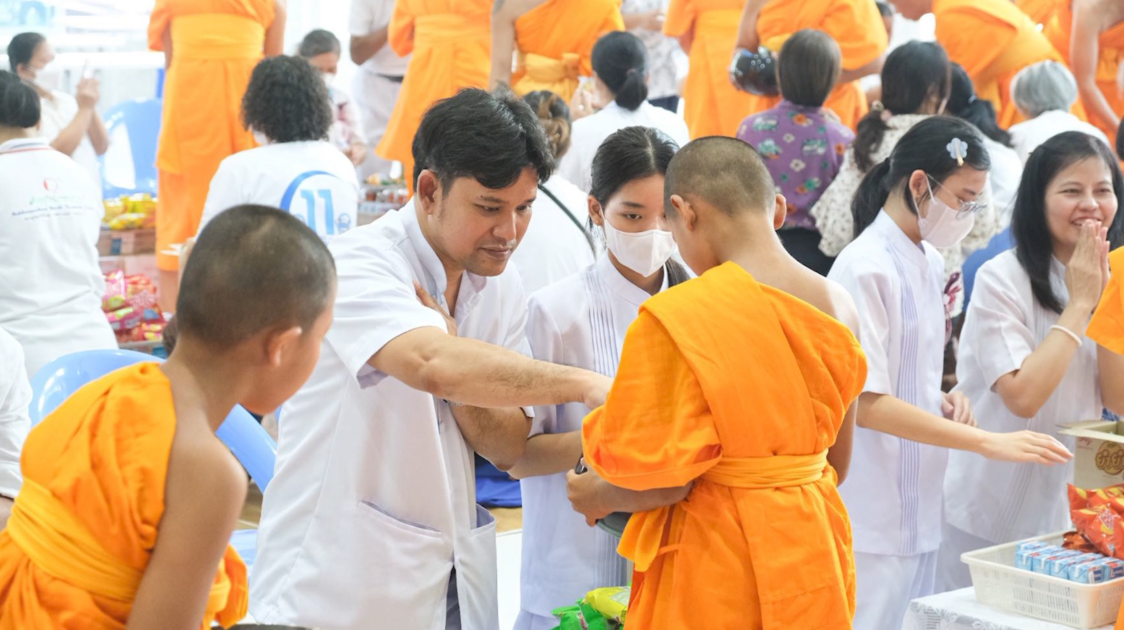 คุณพ่อ คุณแม่ รวมทั้งสาธุชนผู้ใจบุญที่ต่างตั้งใจใสใส มารอคอยใส่บาตรสามเณร นับเป็นภาพอันงดงามและน่าประทับใจอย่างยิ่ง