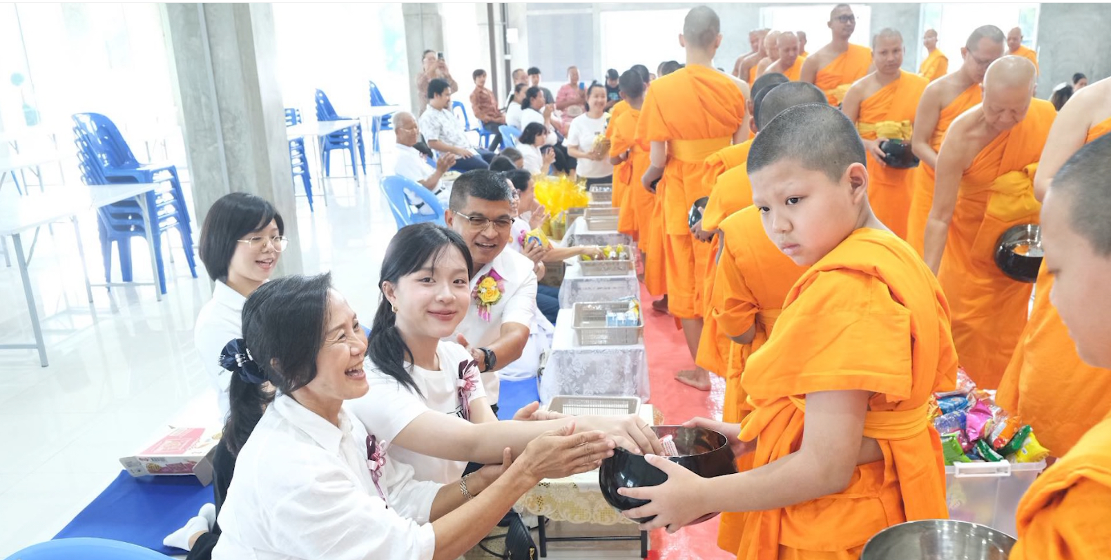 ทุกท่านยังได้ร่วมอนุโมทนาบุญกับสามเณรทุกรูป ที่อุทิศตนมาบวชเพื่อเป็นอายุพระพุทธศาสนา