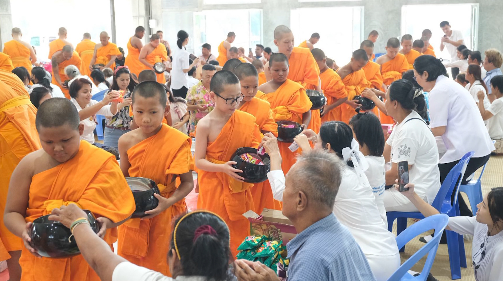 พ่อแม่ผู้ปกครอง ที่บุตรหลานได้บวช ก็ต่างปลื้มปีติที่ได้มีโอกาสมาใส่บาตรพระลูกชายที่ได้ประคองบาตร