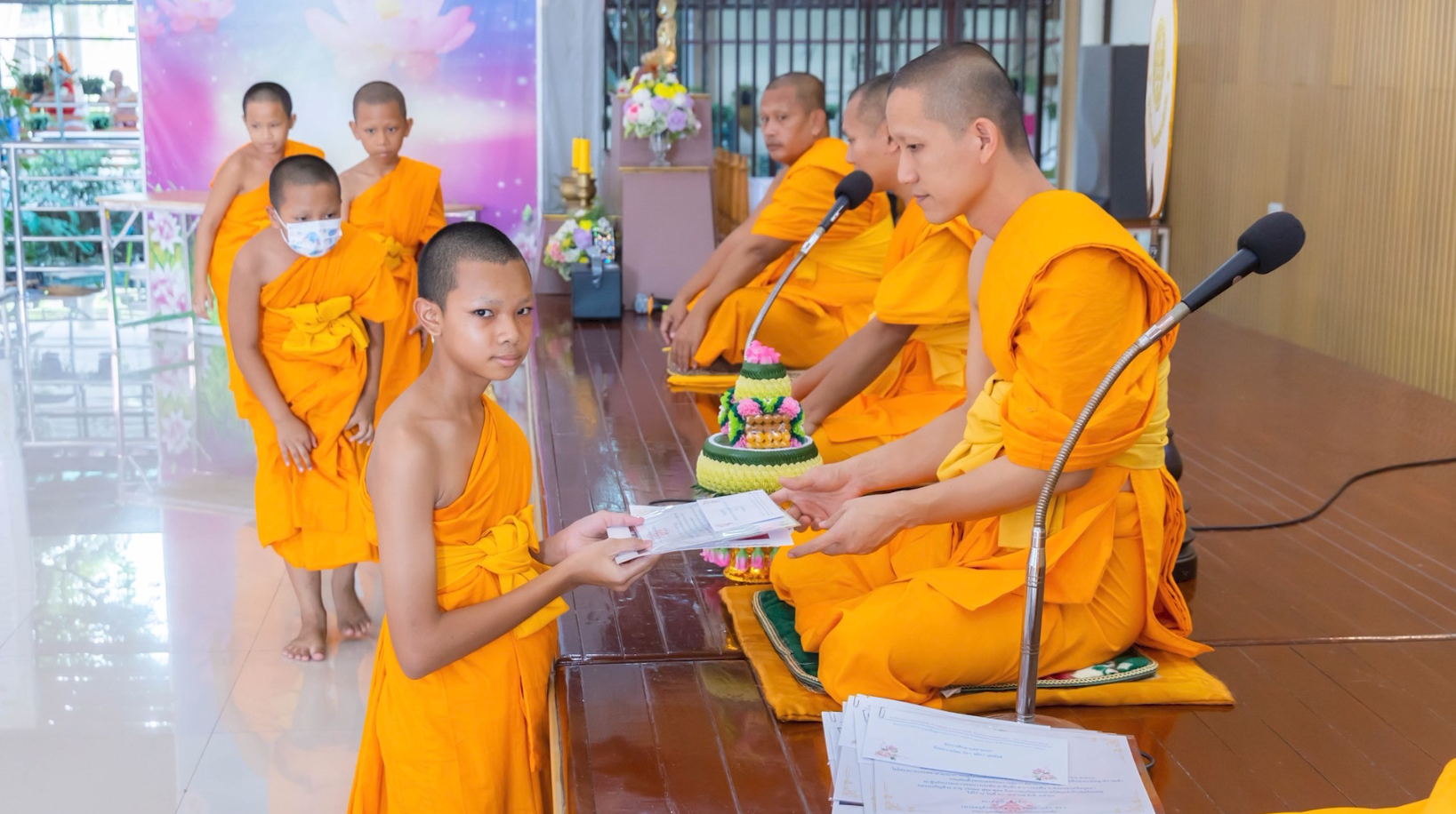 มอบประกาศนียบัตร รูปที่ระลึก ทุนการศึกษา และข้าวสารอาหารแห้งเพื่อเป็นขวัญกำลังใจให้กับสามเณรทุกรูป