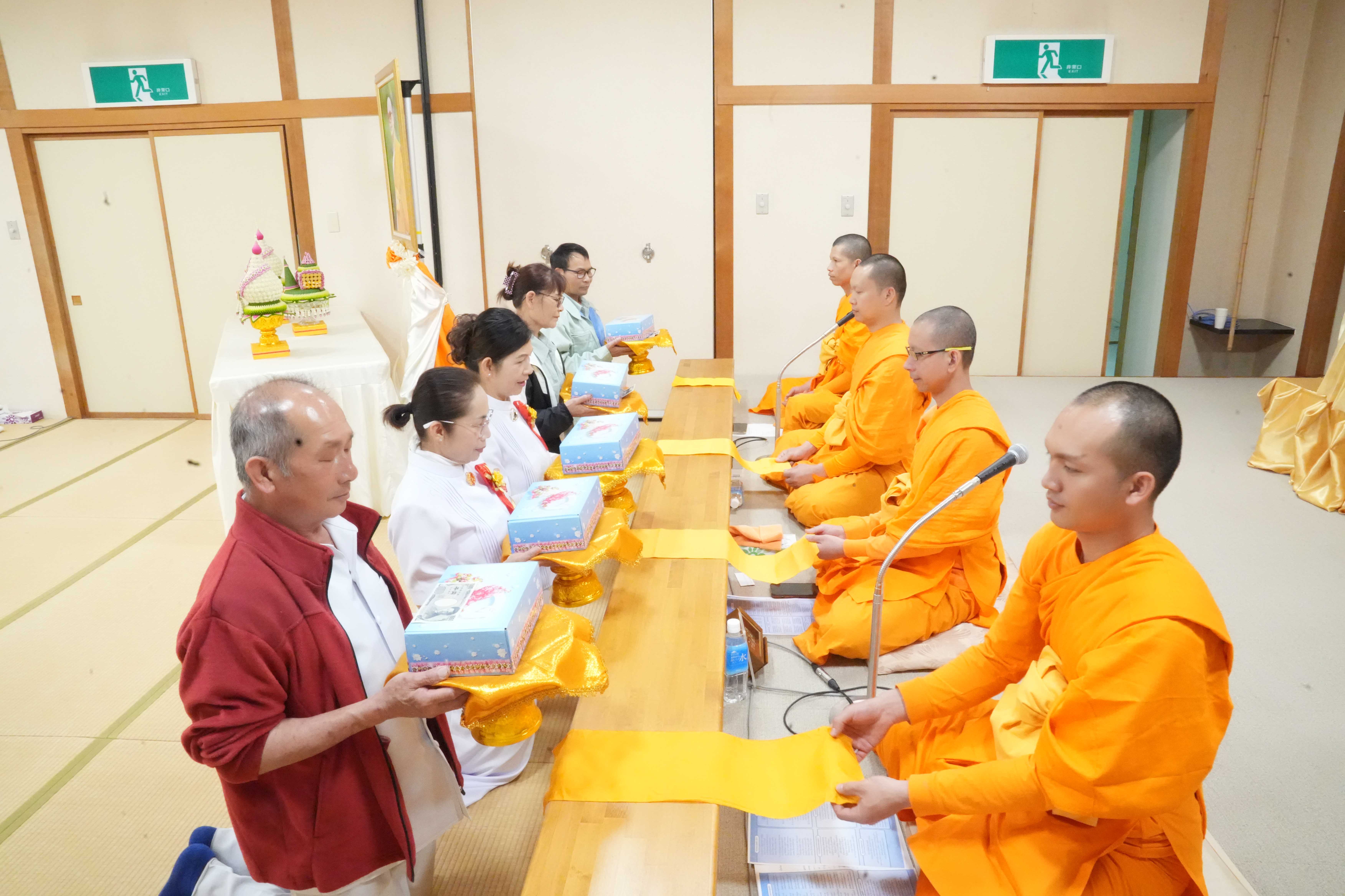 ทางวัดได้จัดพิธีถวายมหาสังฆทาน 40,000 กว่าวัดทั่วประเทศ ให้สาธุชนได้ร่วมถวายพร้อมกับศูนย์กลางพิธี ณ วัดพระธรรมกาย