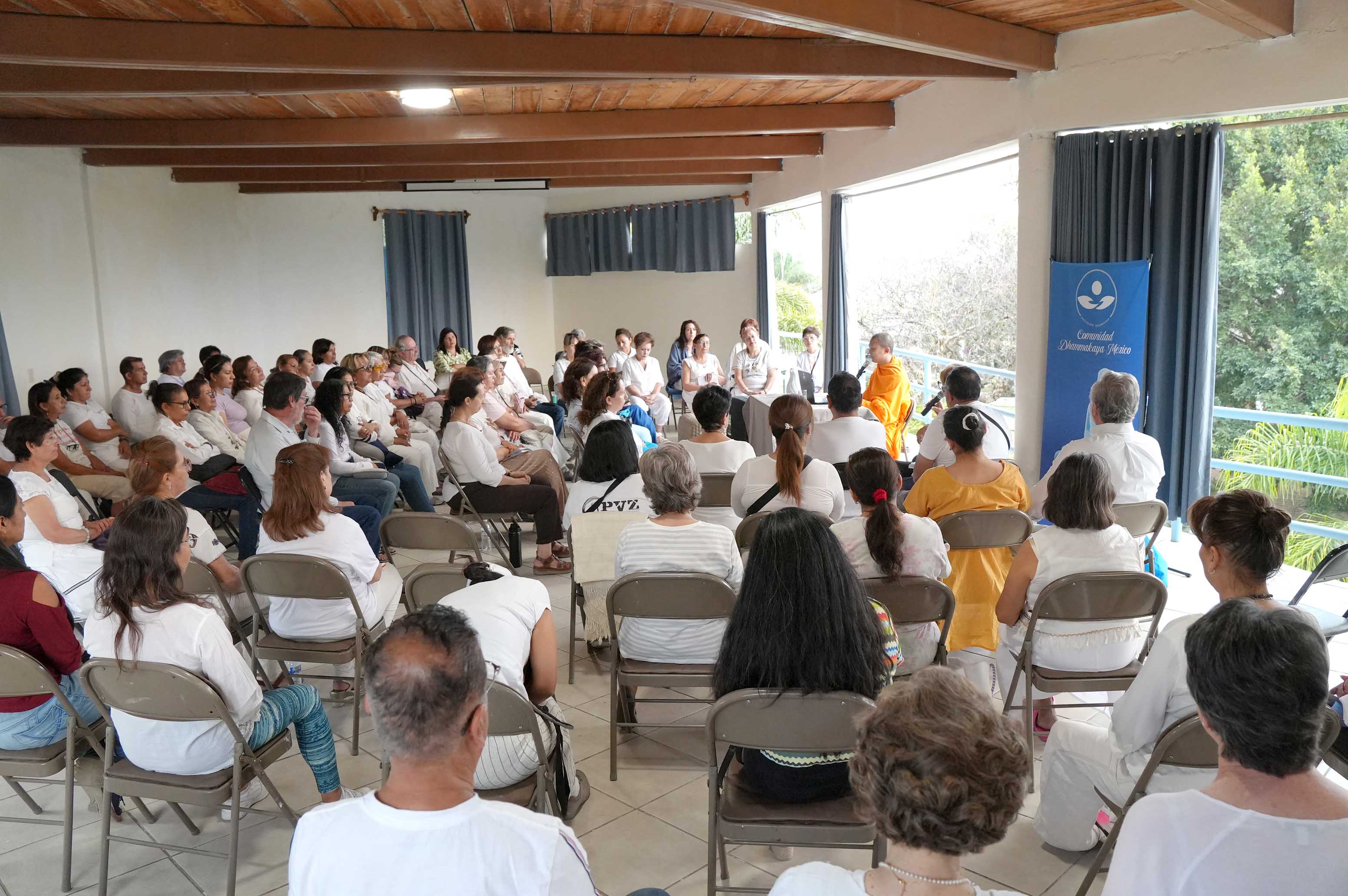 ชาวเม็กซิกันกว่า 80 คน มาสัมผัสความสงบภายในผ่านการนั่งสมาธิ เดินจงกรม และฟังบรรยายธรรม ท่ามกลางบรรยากาศที่อบอุ่นเป็นกันเอง