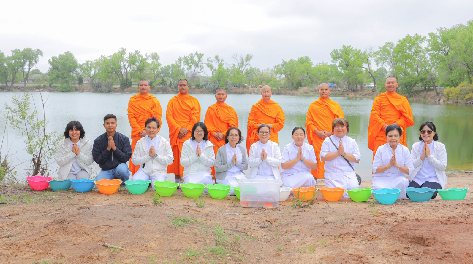 เดินทางไปร่วมกันปล่อยปลา เพื่อให้ชีวิตสัตว์เป็นทาน ณ สวนสาธารณะ