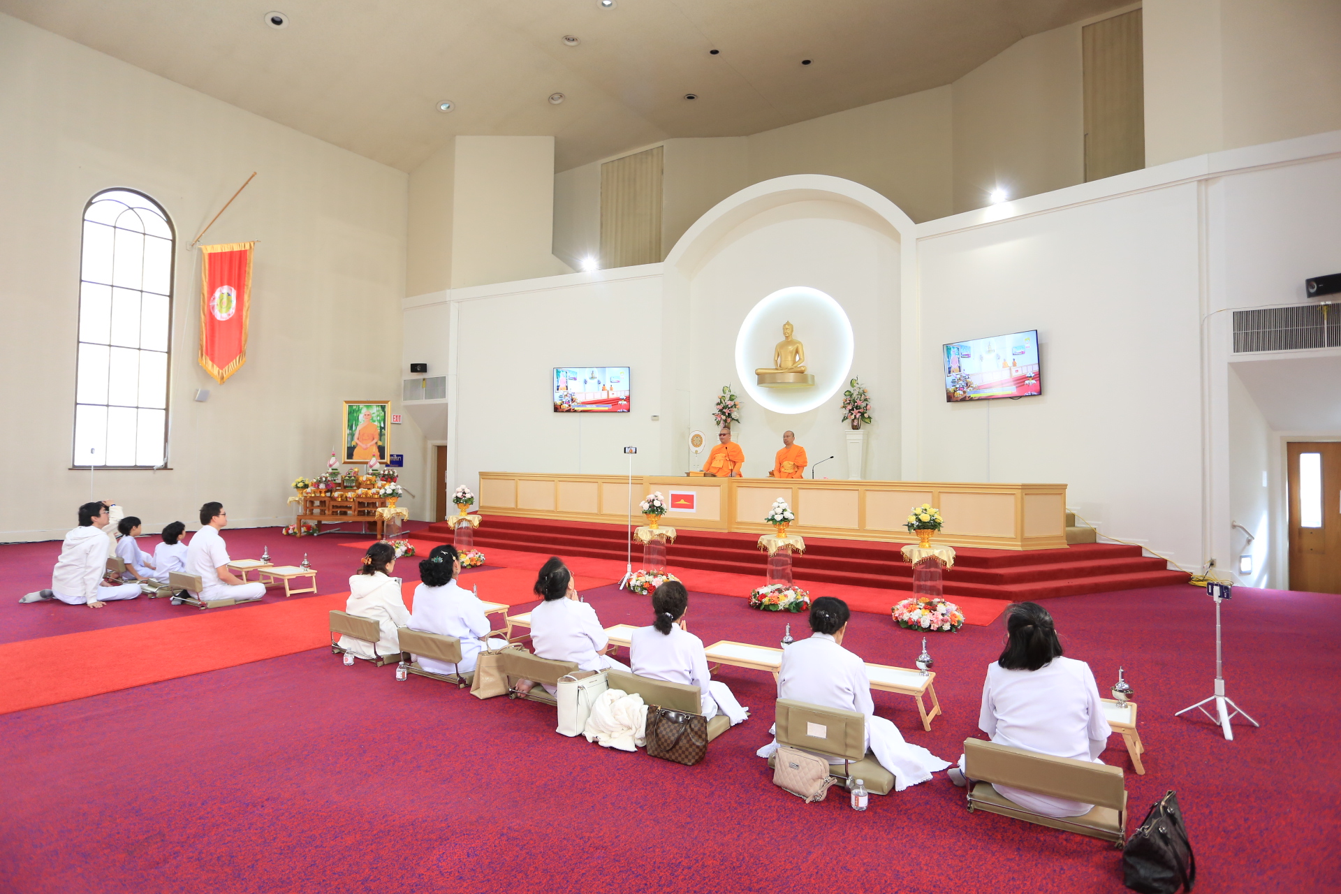 พระอาจารย์ได้นำสาธุชนผู้มีบุญทุกท่านสวดมนต์บูชาพระรัตนตรัย