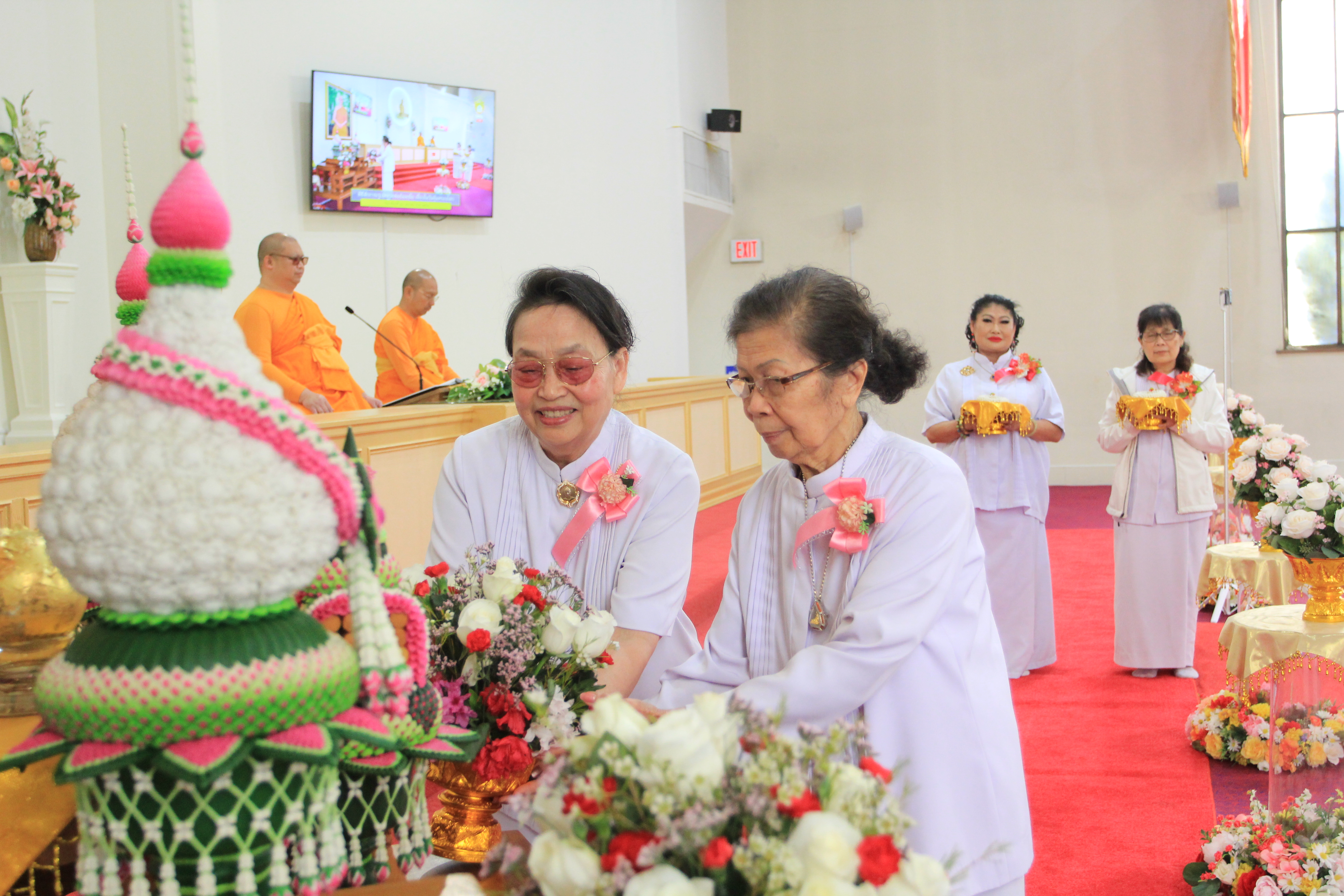 คณะเจ้าภาพจะได้ร่วมกันน้อมถวายพานดอกไม้ที่หน้ารูปหลวงพ่อธัมมชโย